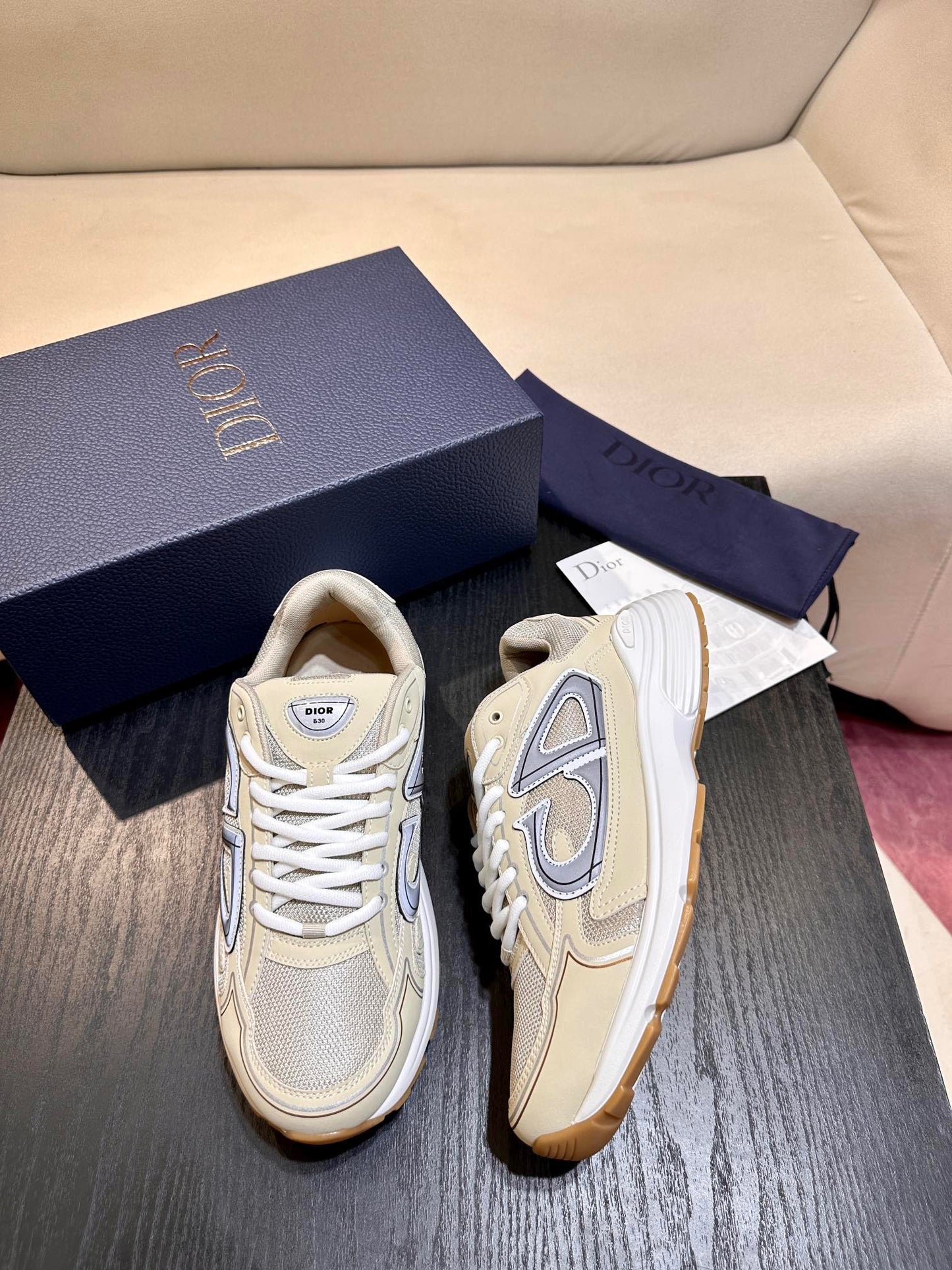 أحذية متعددة الألوان