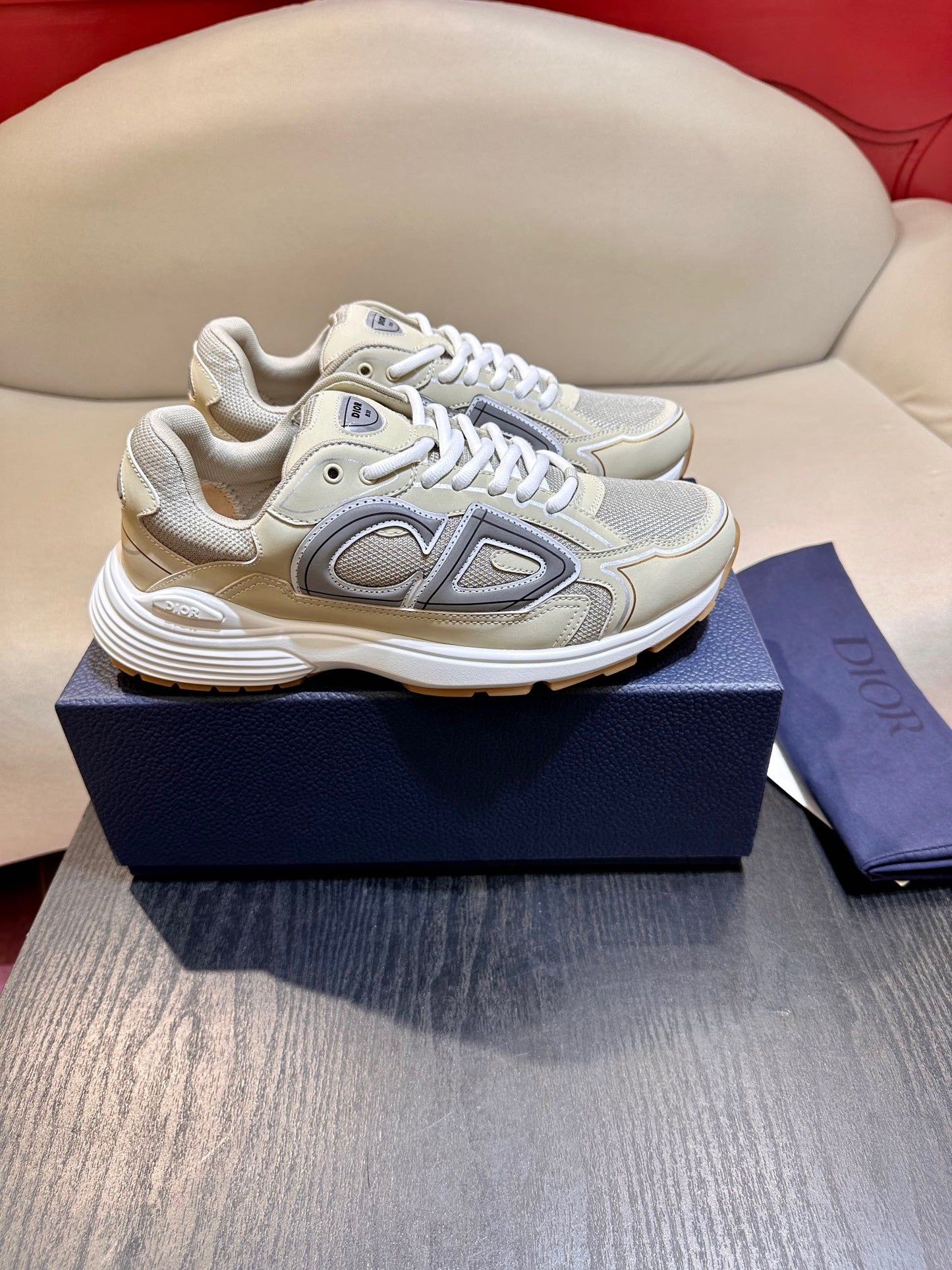 أحذية متعددة الألوان