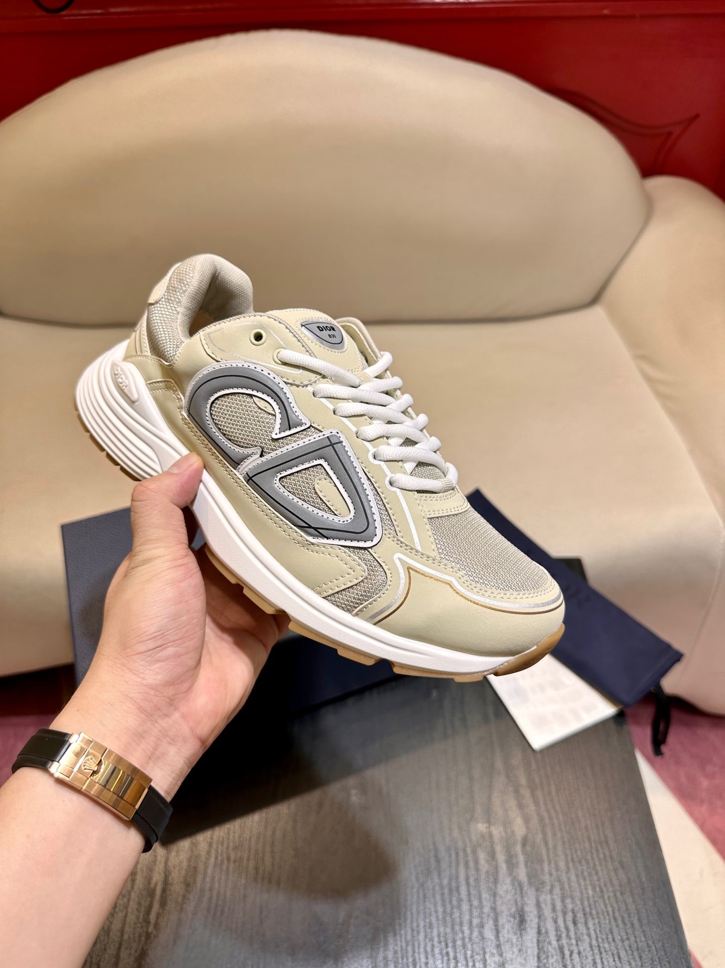 أحذية متعددة الألوان