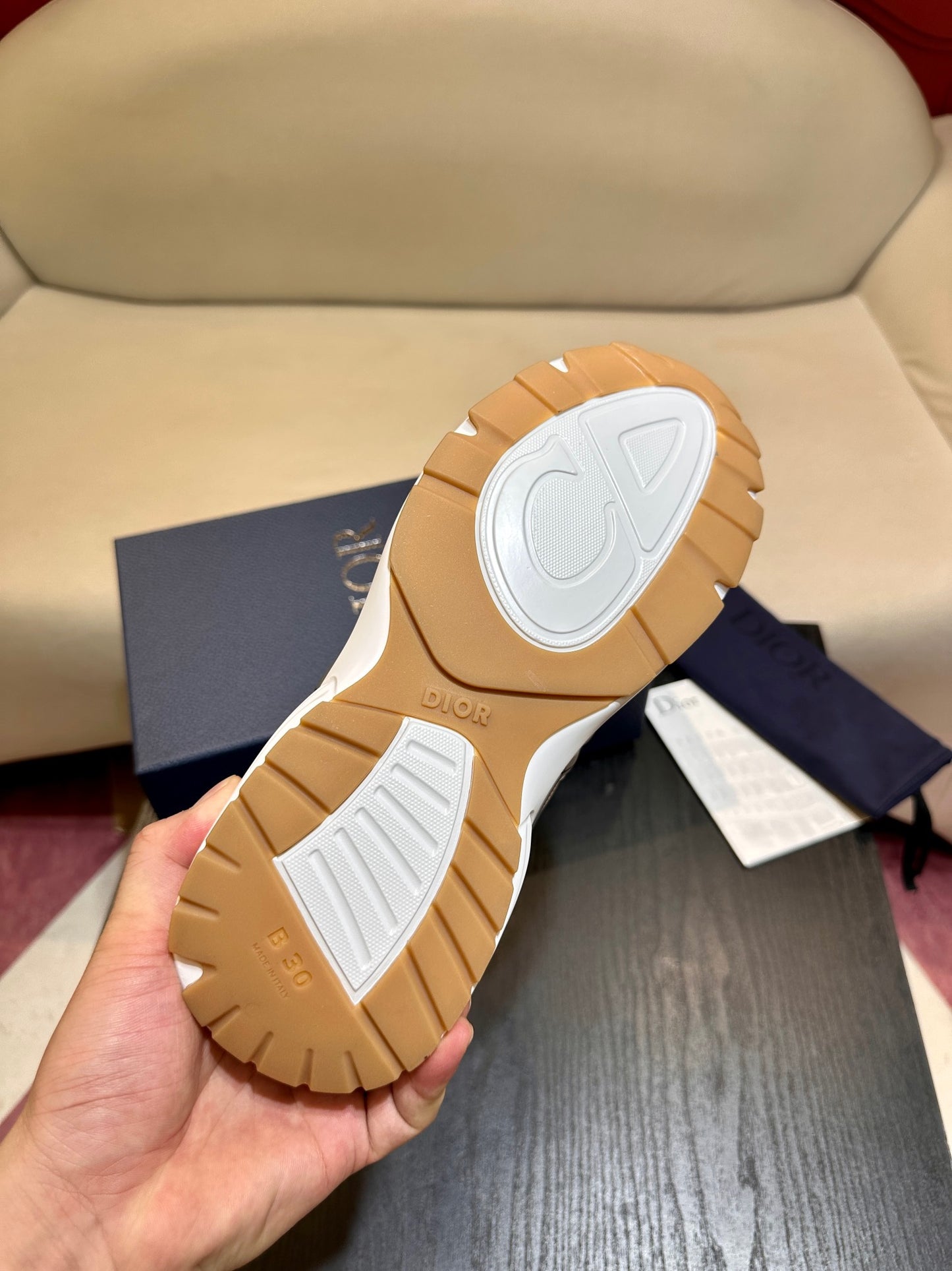 أحذية متعددة الألوان