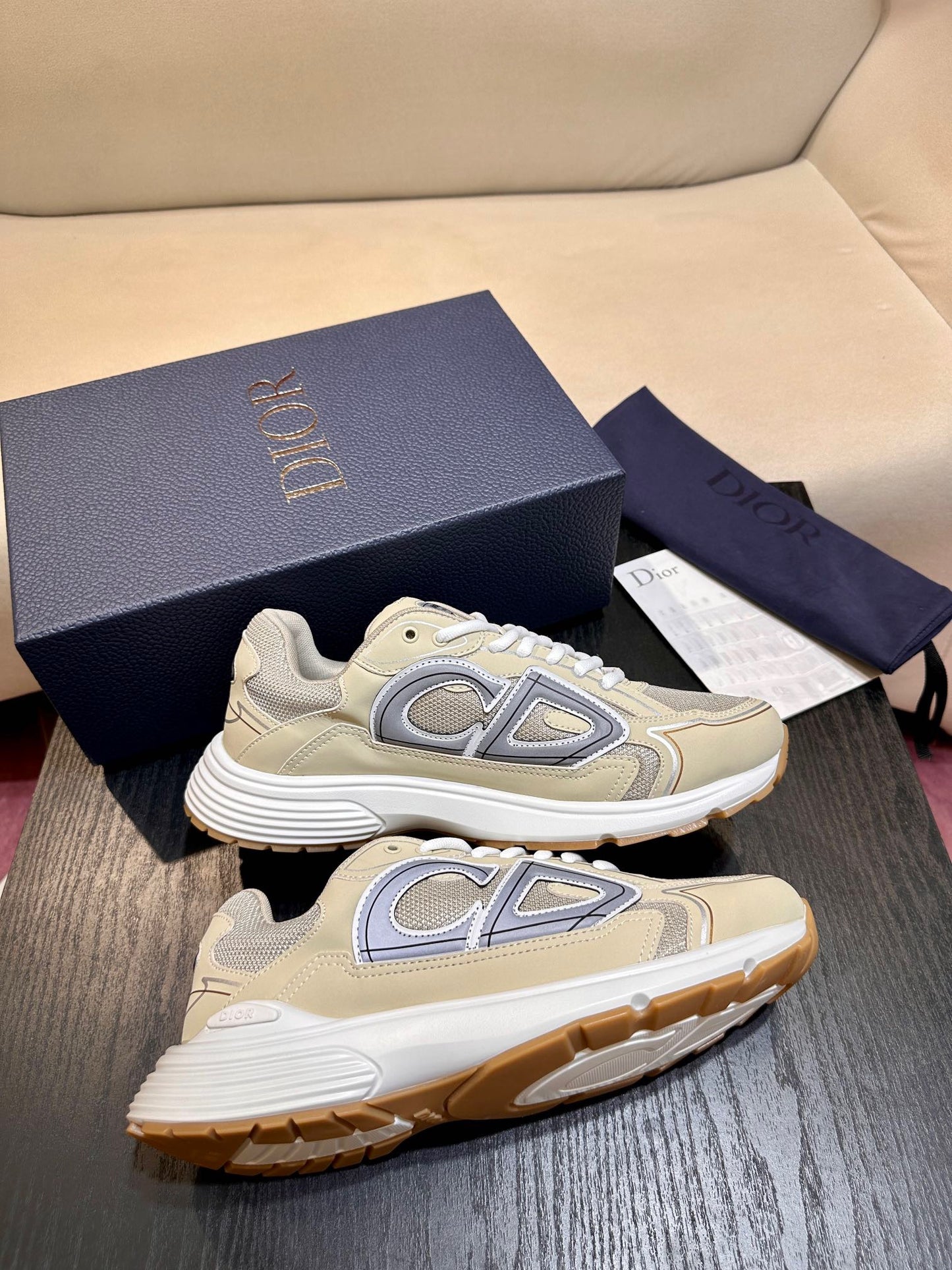 أحذية متعددة الألوان