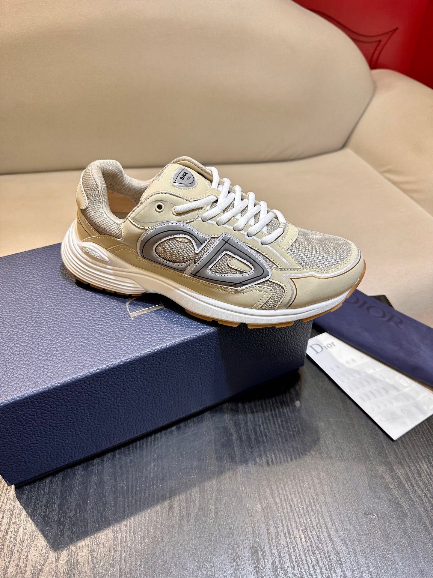 أحذية متعددة الألوان