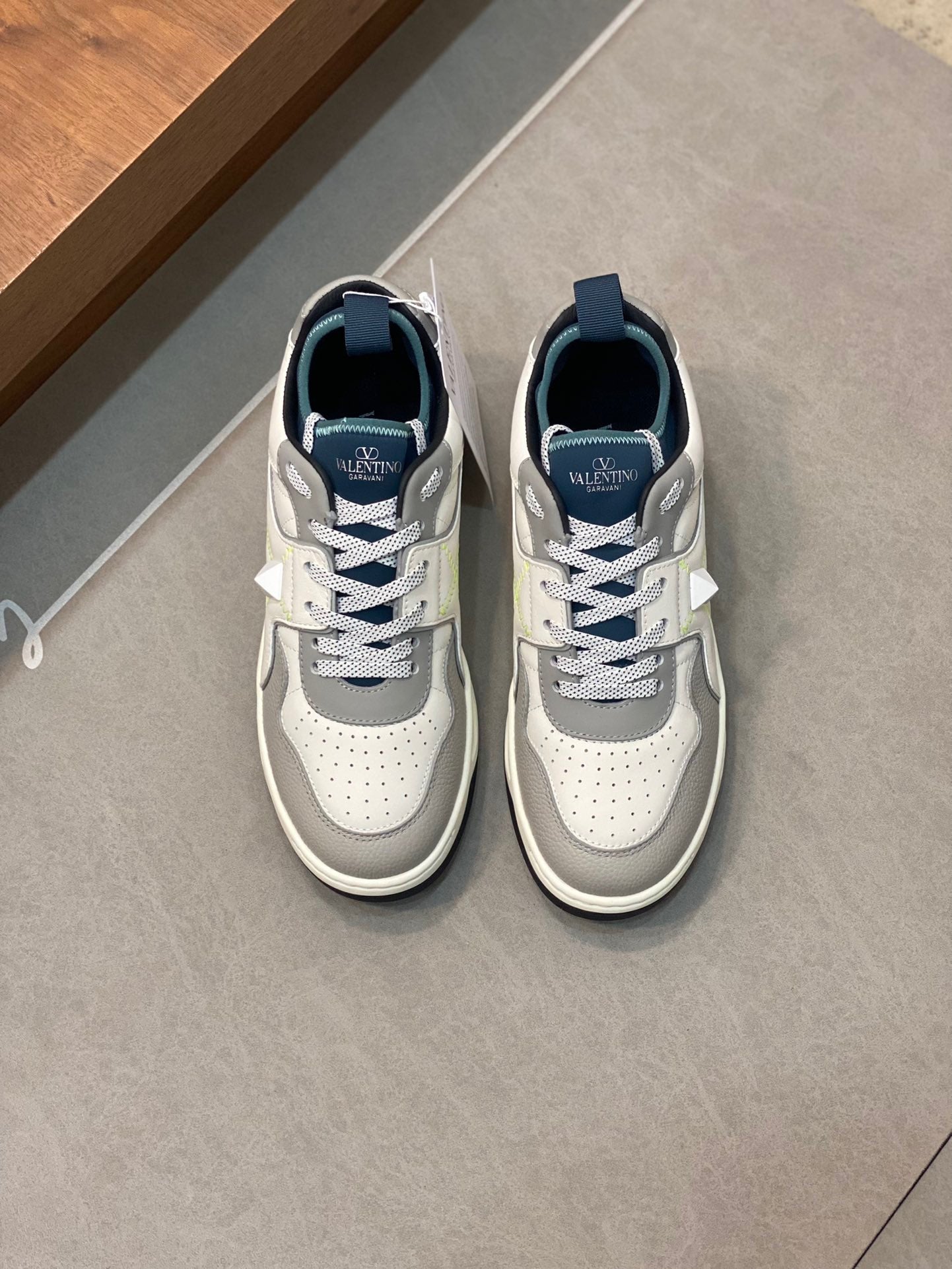 Weiße, schwarze und graue Schuhe