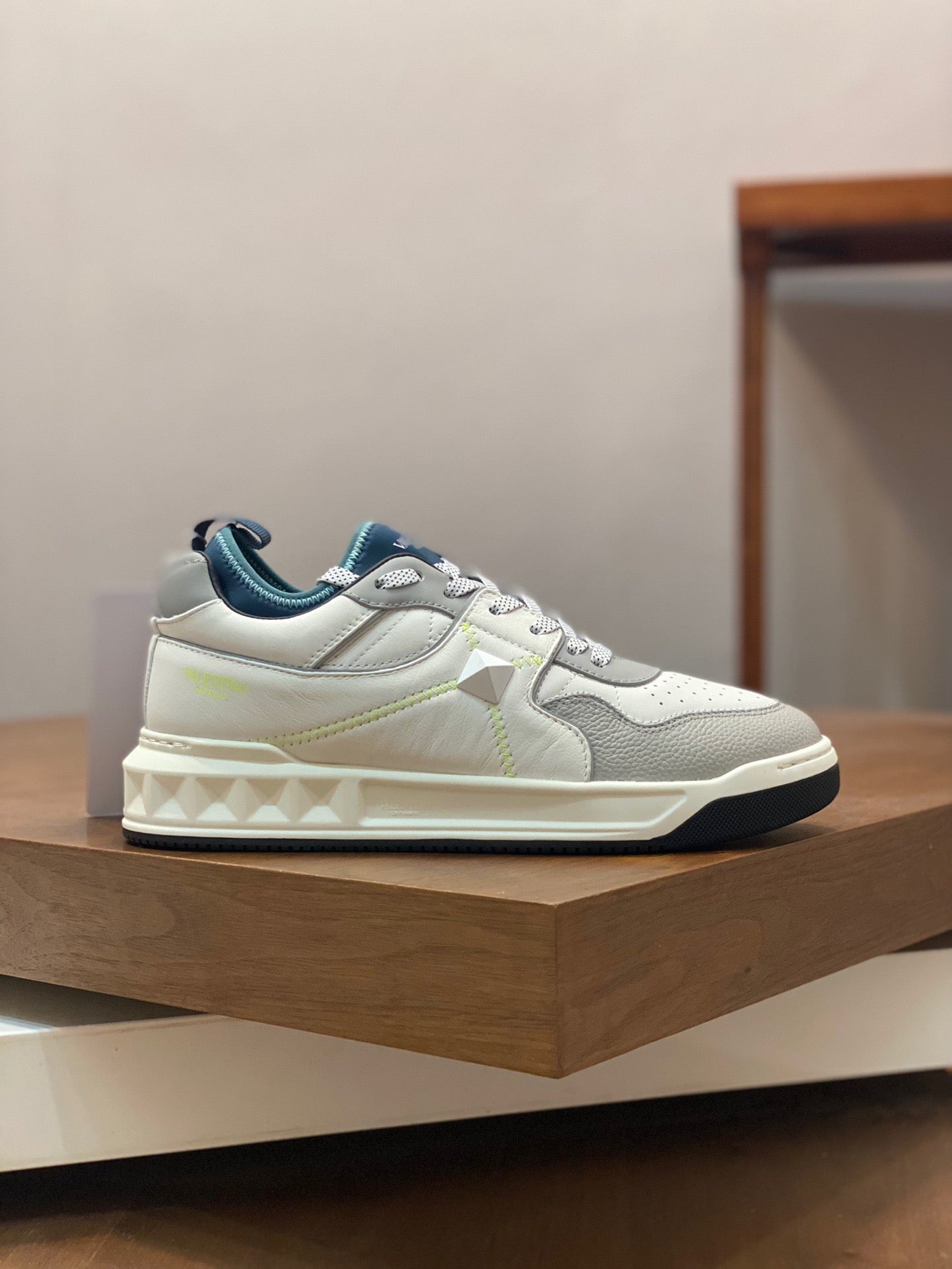 Weiße, schwarze und graue Schuhe