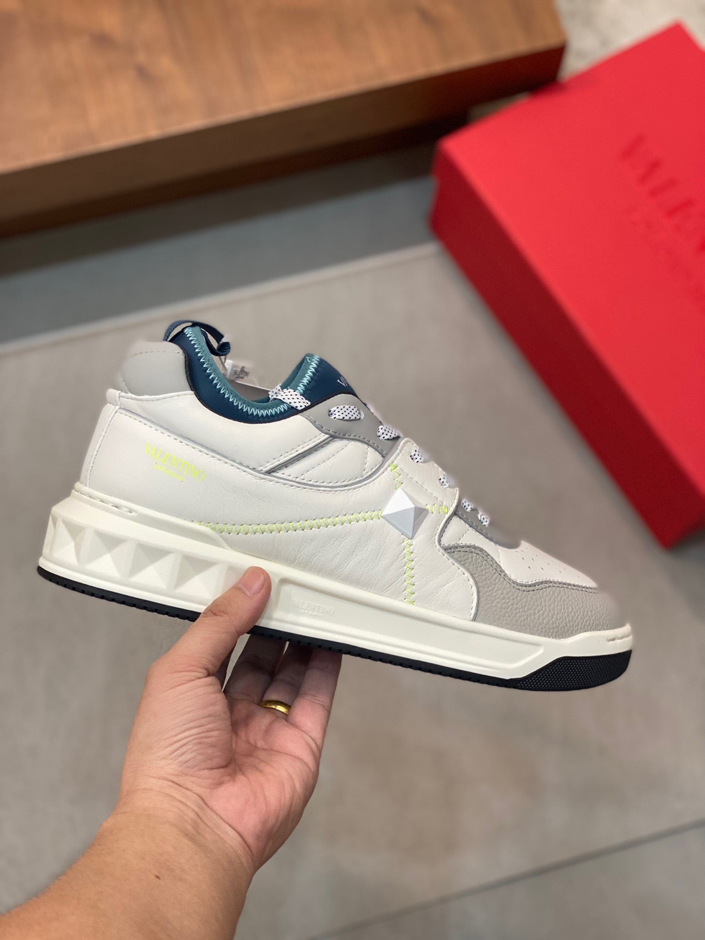 Weiße, schwarze und graue Schuhe