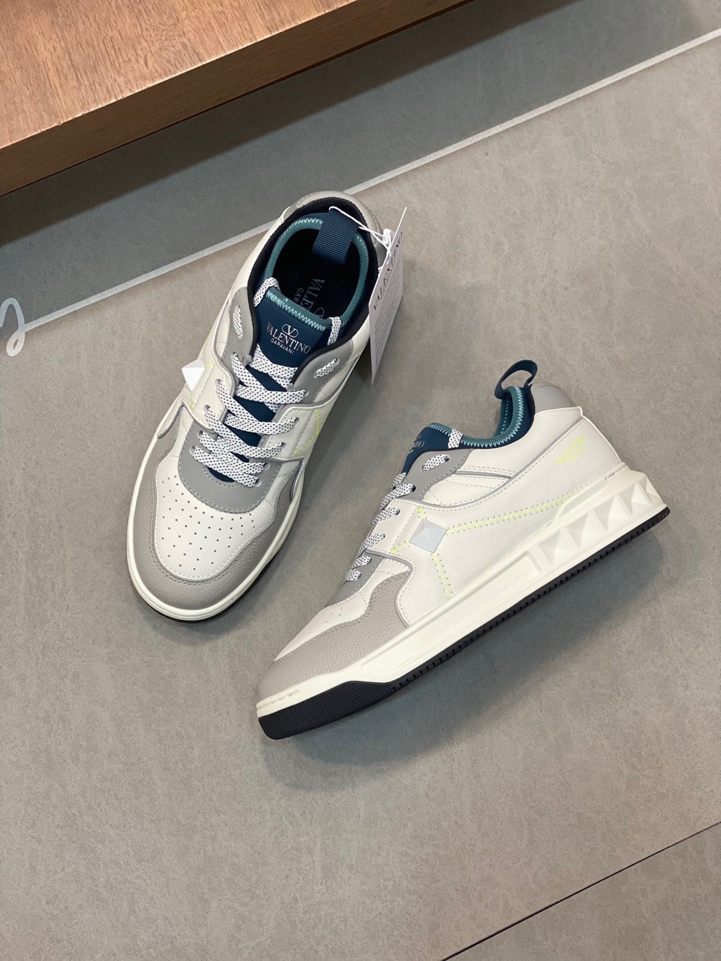 Weiße, schwarze und graue Schuhe