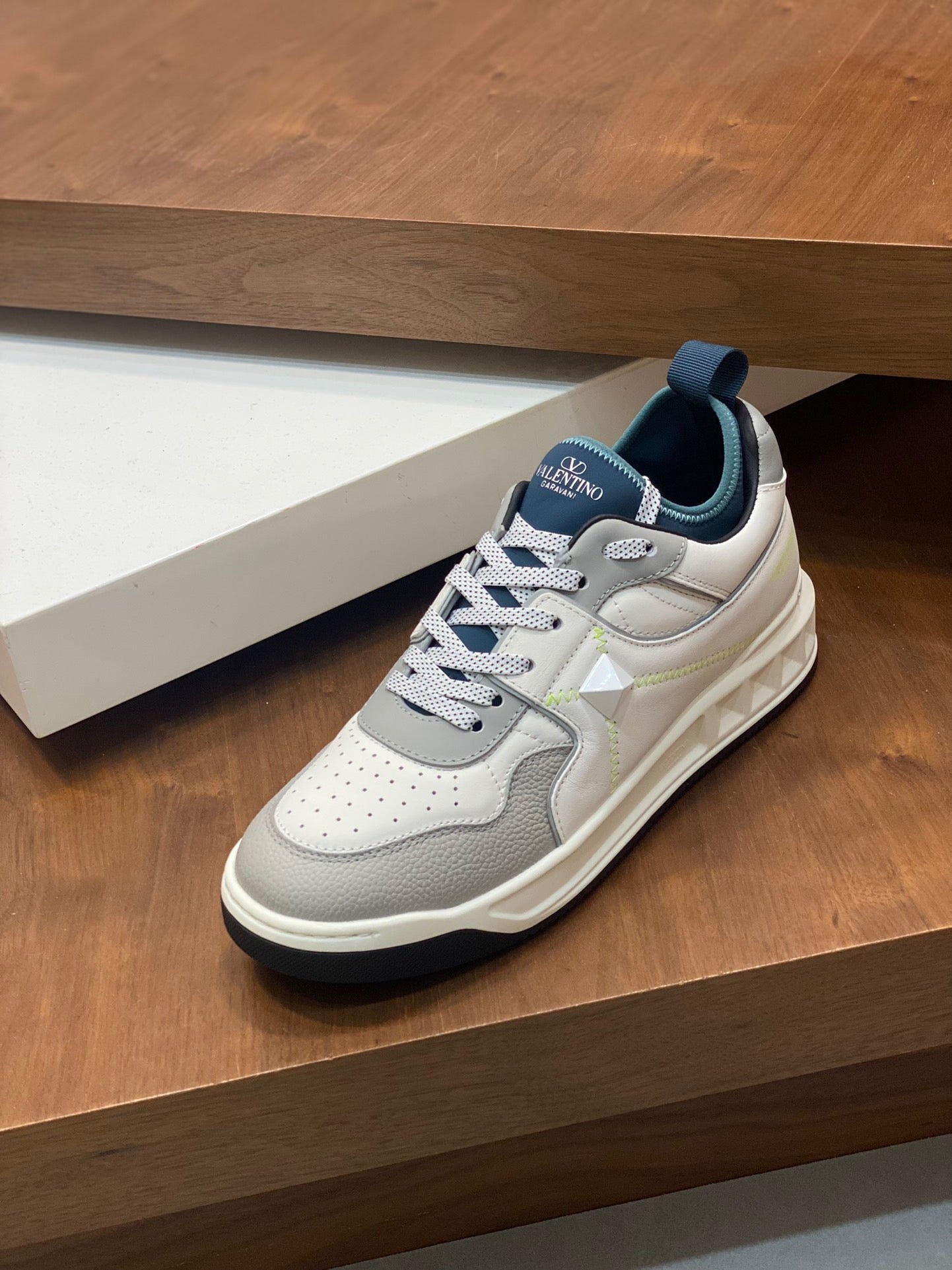 Weiße, schwarze und graue Schuhe