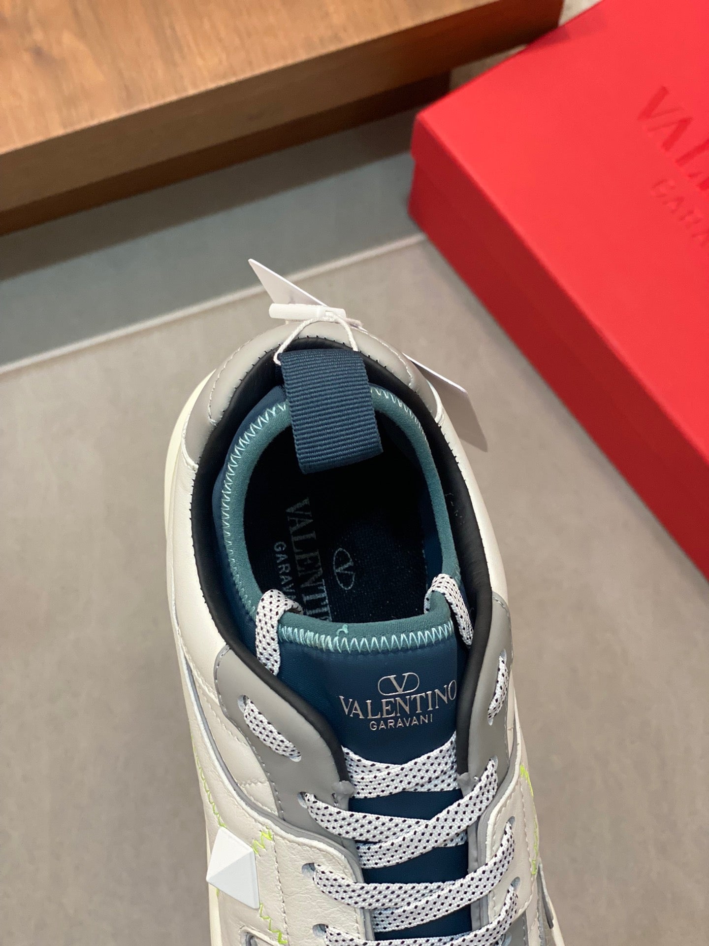 Weiße, schwarze und graue Schuhe