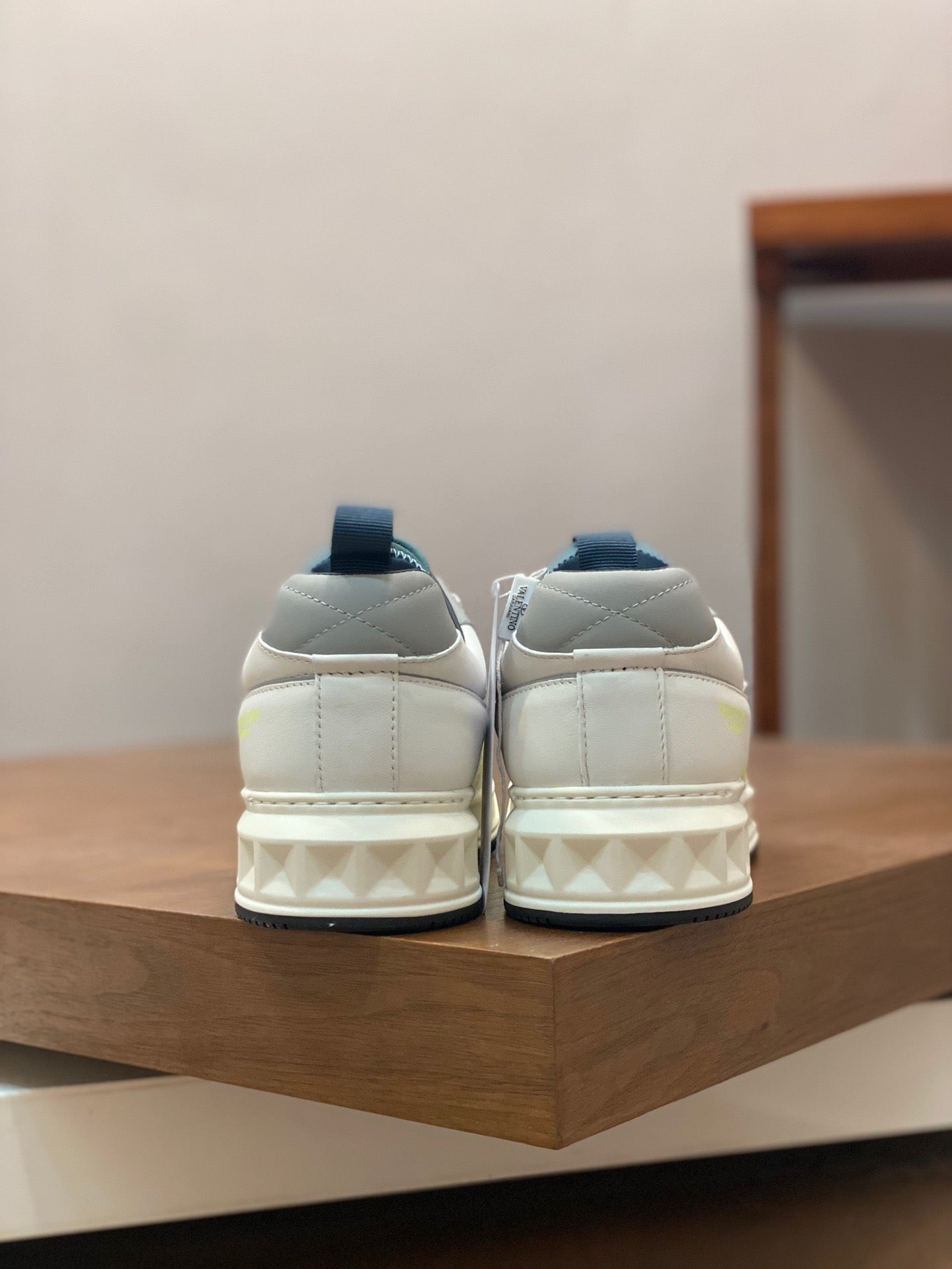 Weiße, schwarze und graue Schuhe