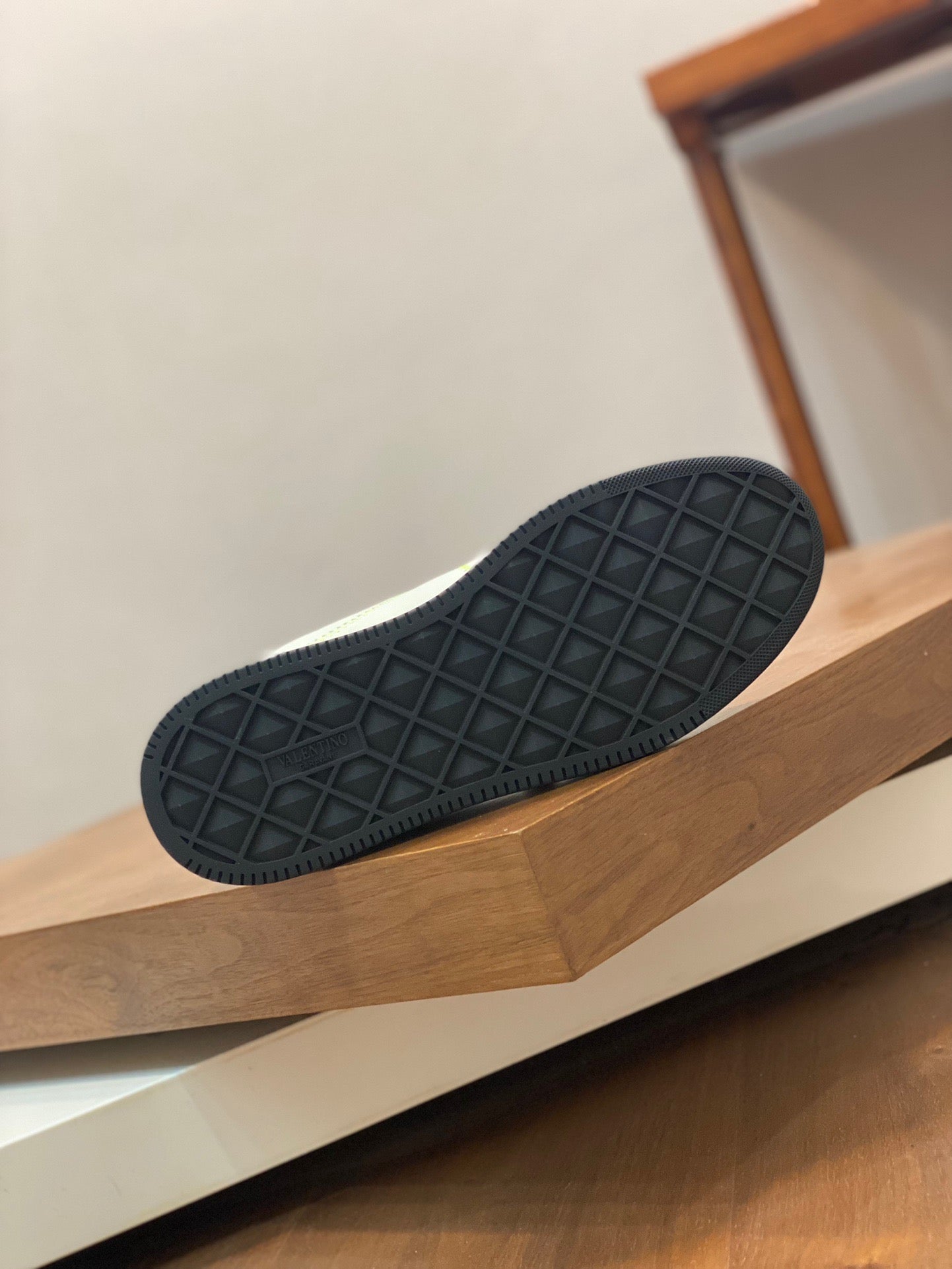 Weiße, schwarze und graue Schuhe