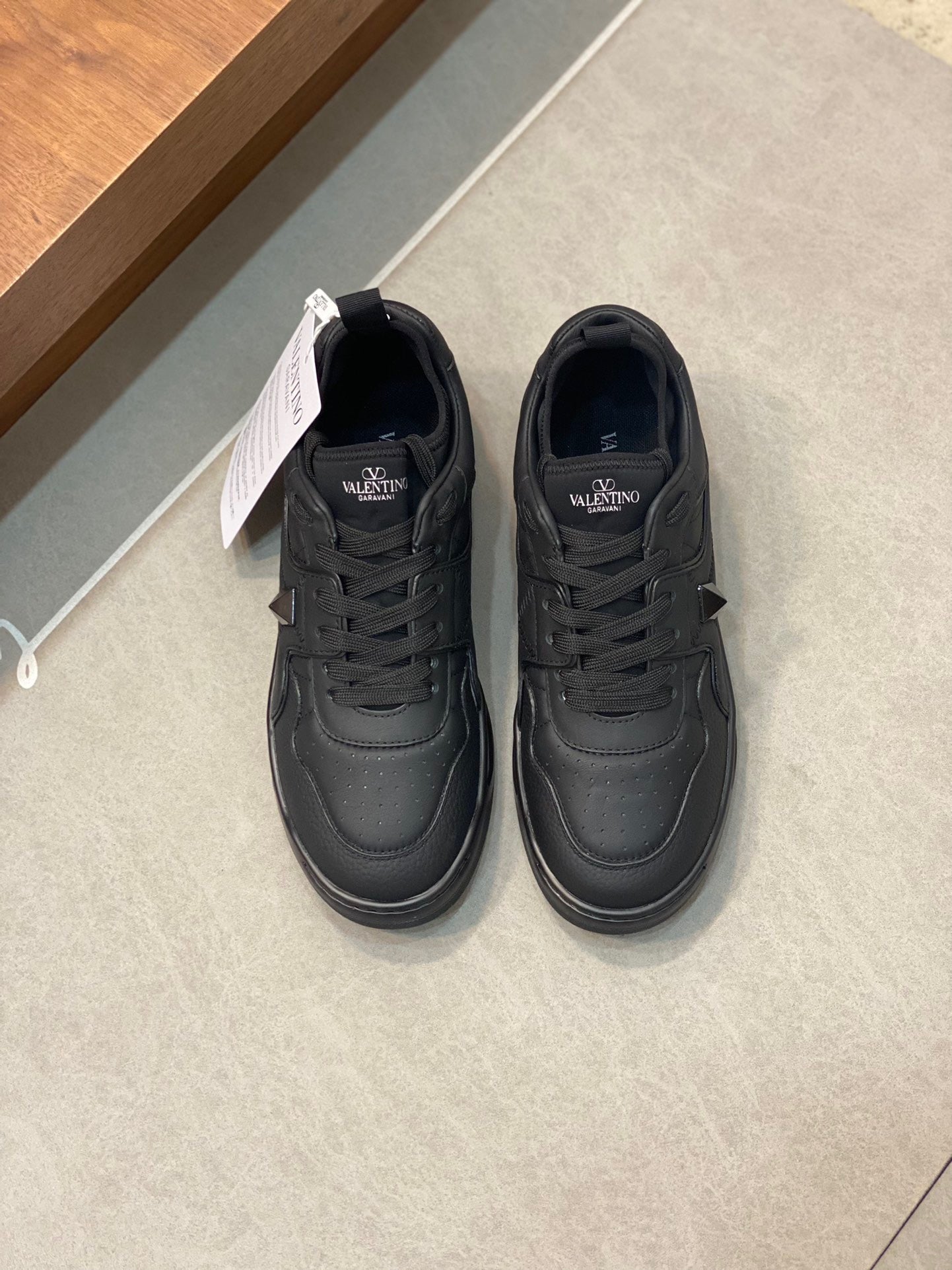 Weiße, schwarze und graue Schuhe