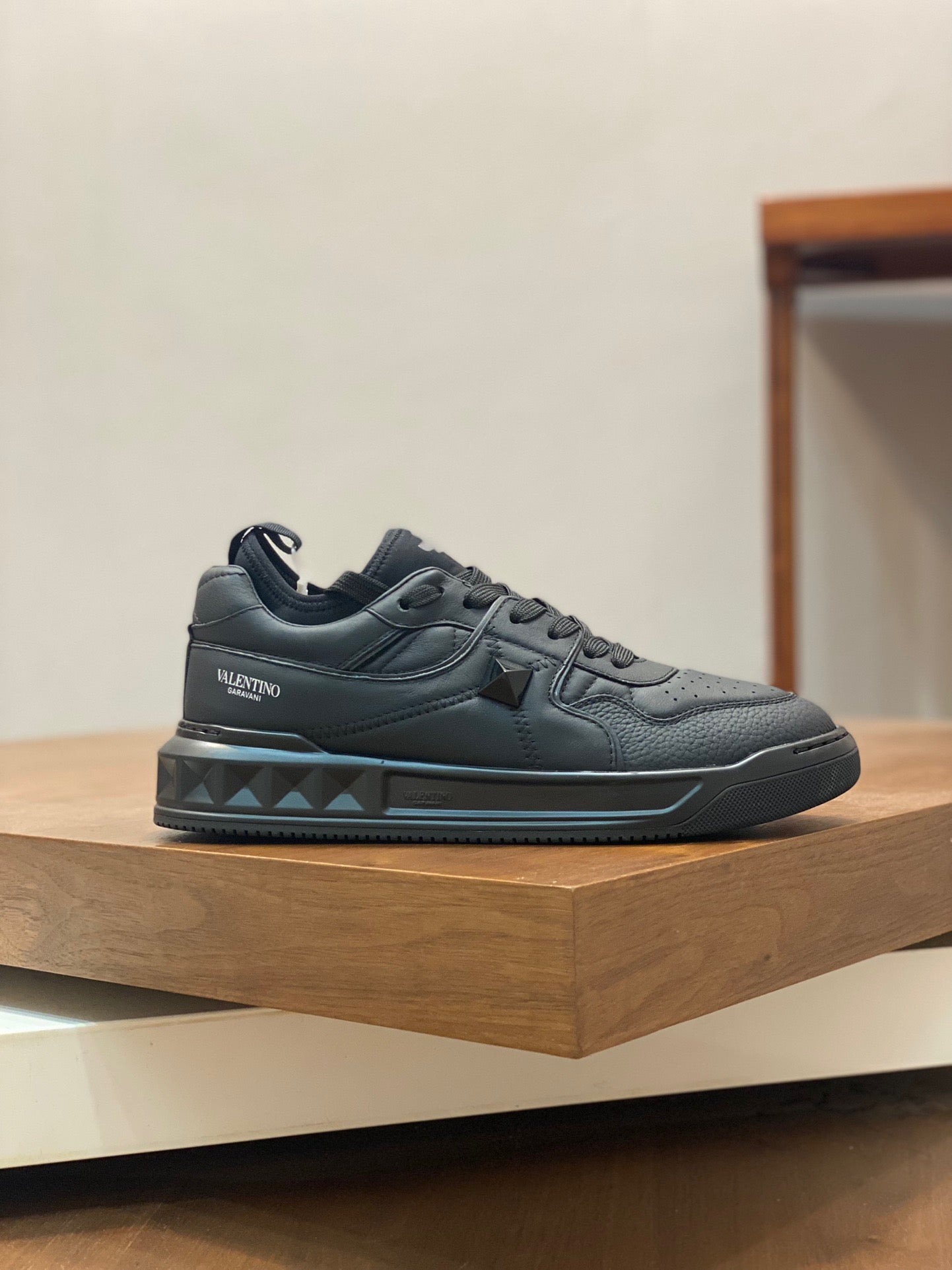 Weiße, schwarze und graue Schuhe