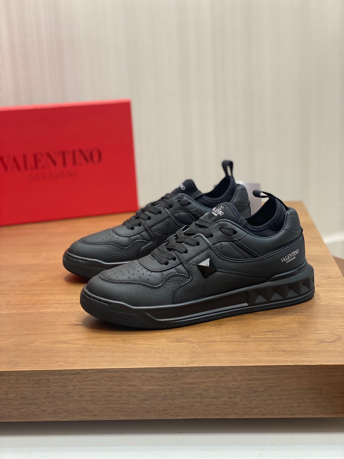 Weiße, schwarze und graue Schuhe