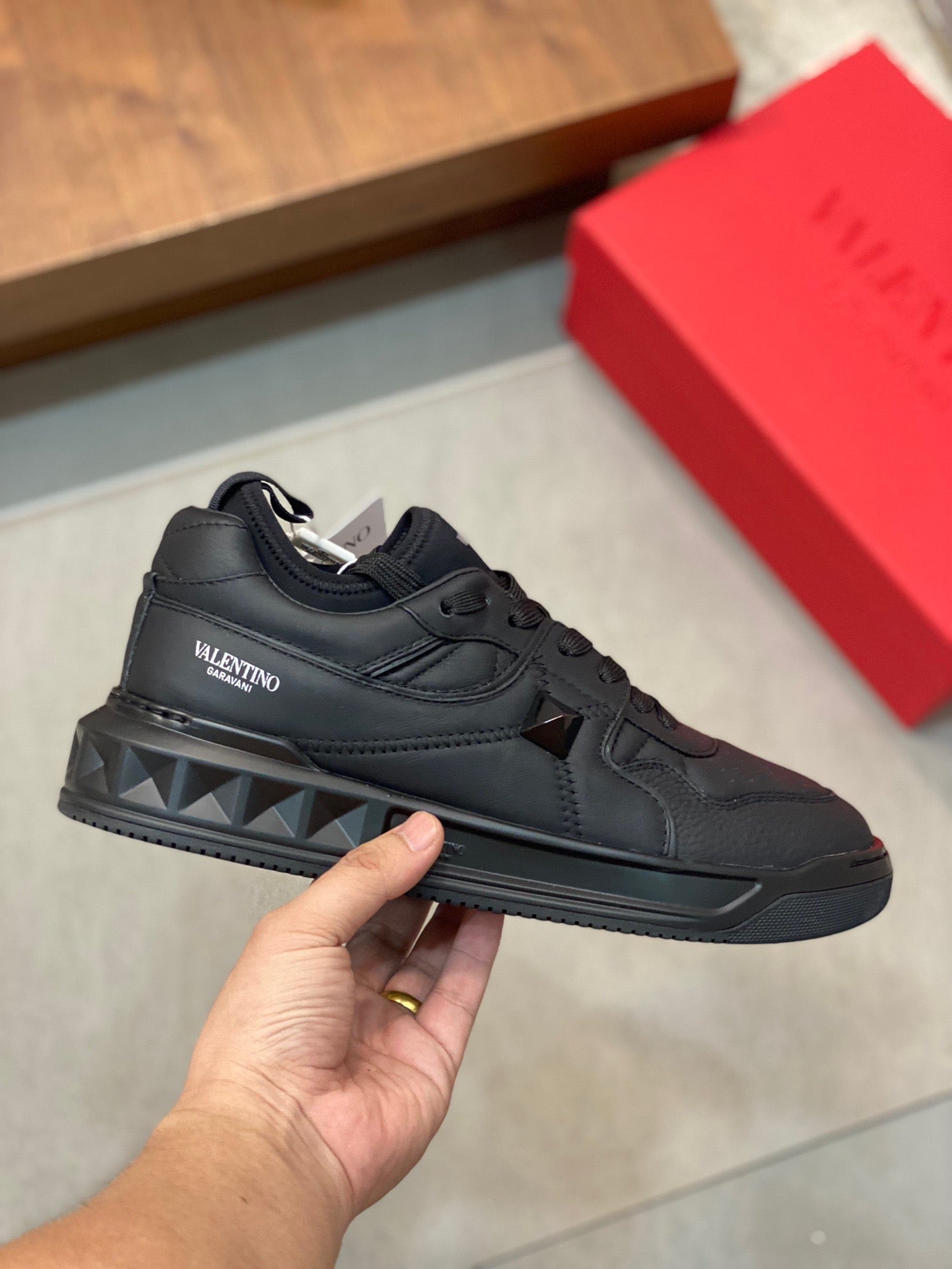 Weiße, schwarze und graue Schuhe