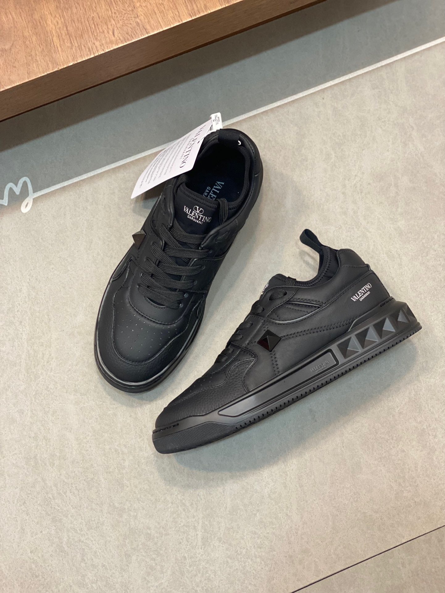 Weiße, schwarze und graue Schuhe