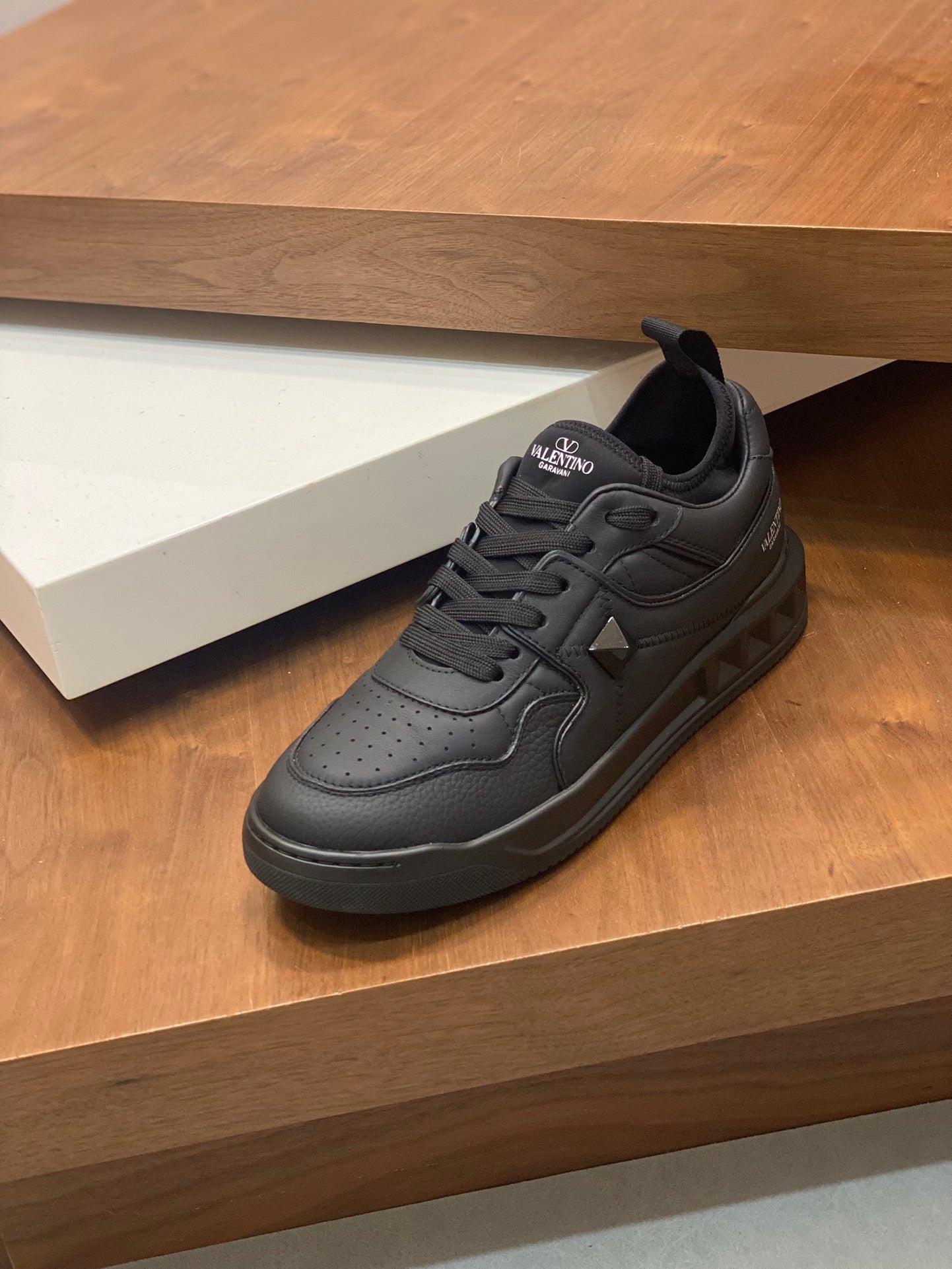 Weiße, schwarze und graue Schuhe