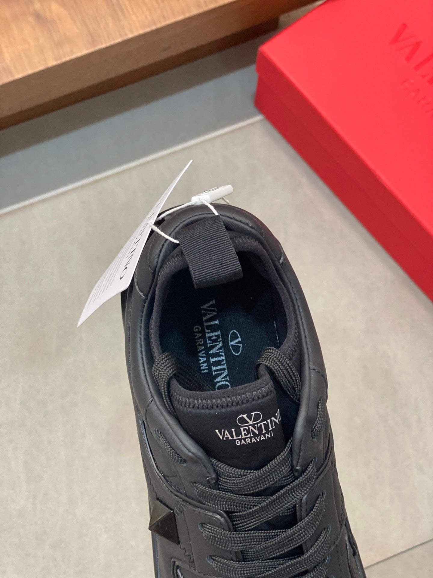 Weiße, schwarze und graue Schuhe