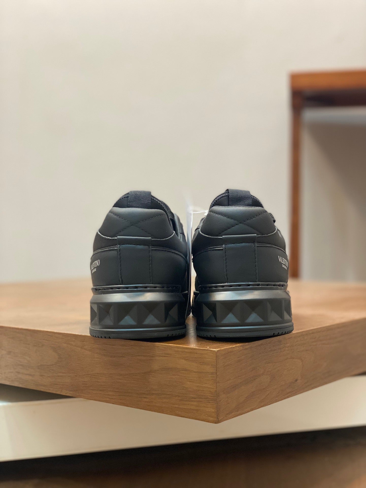 Weiße, schwarze und graue Schuhe