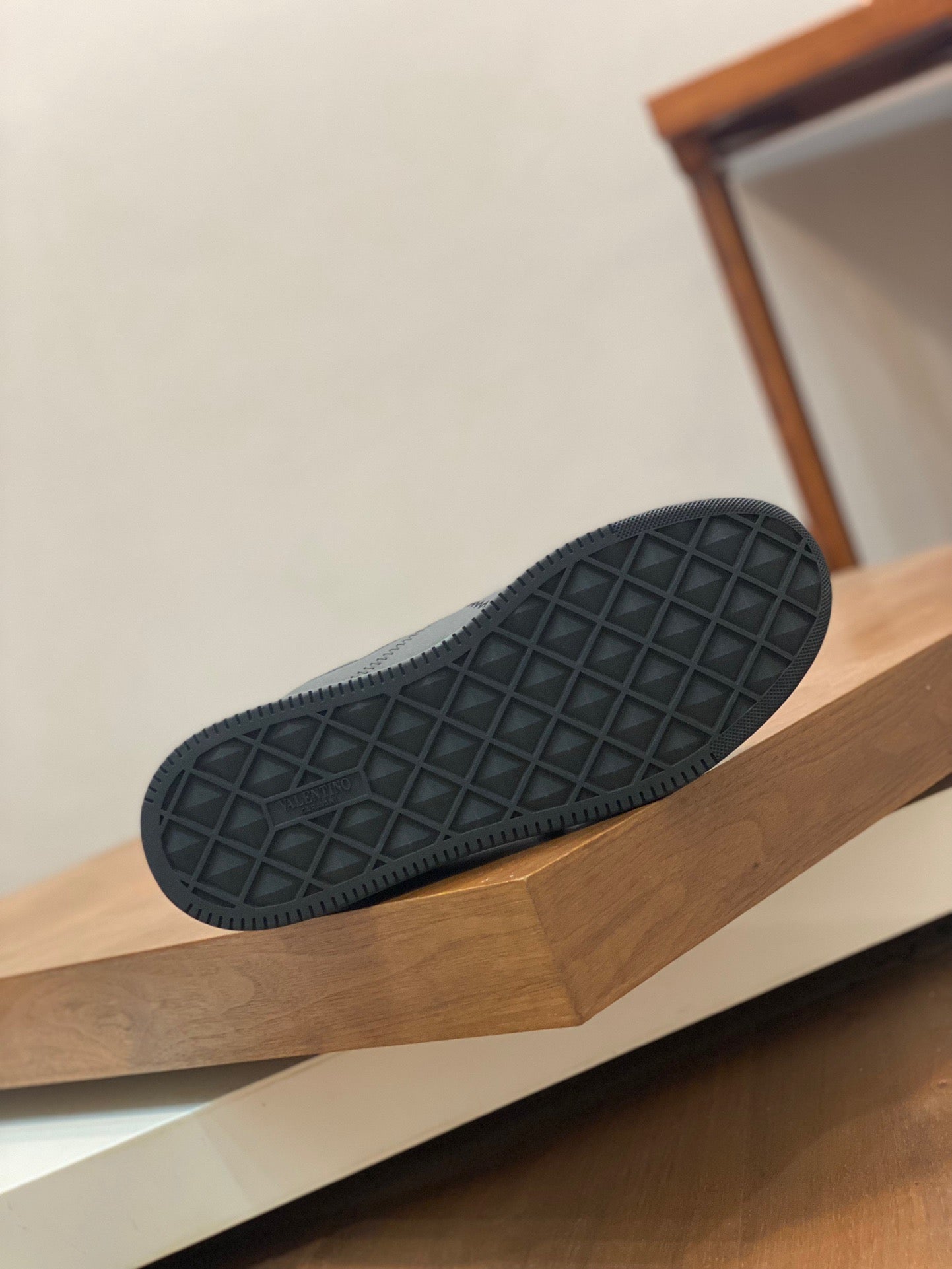 Weiße, schwarze und graue Schuhe