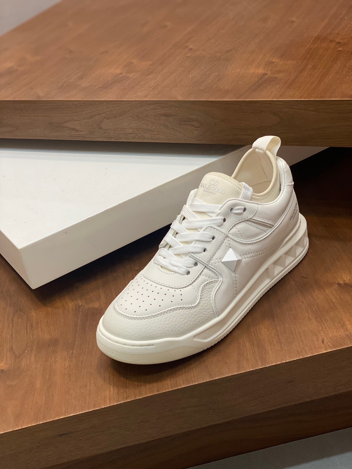 Weiße, schwarze und graue Schuhe