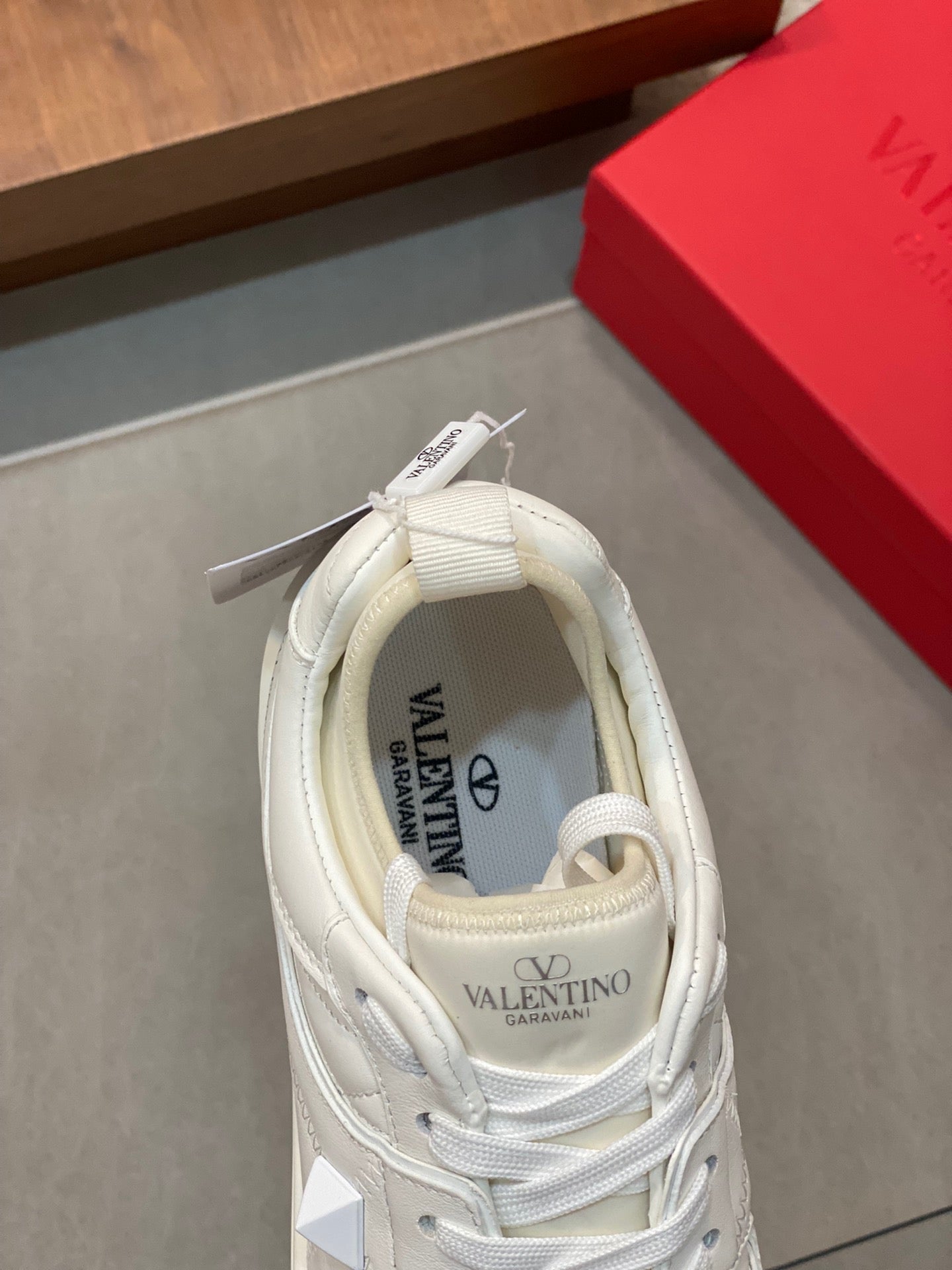 Weiße, schwarze und graue Schuhe