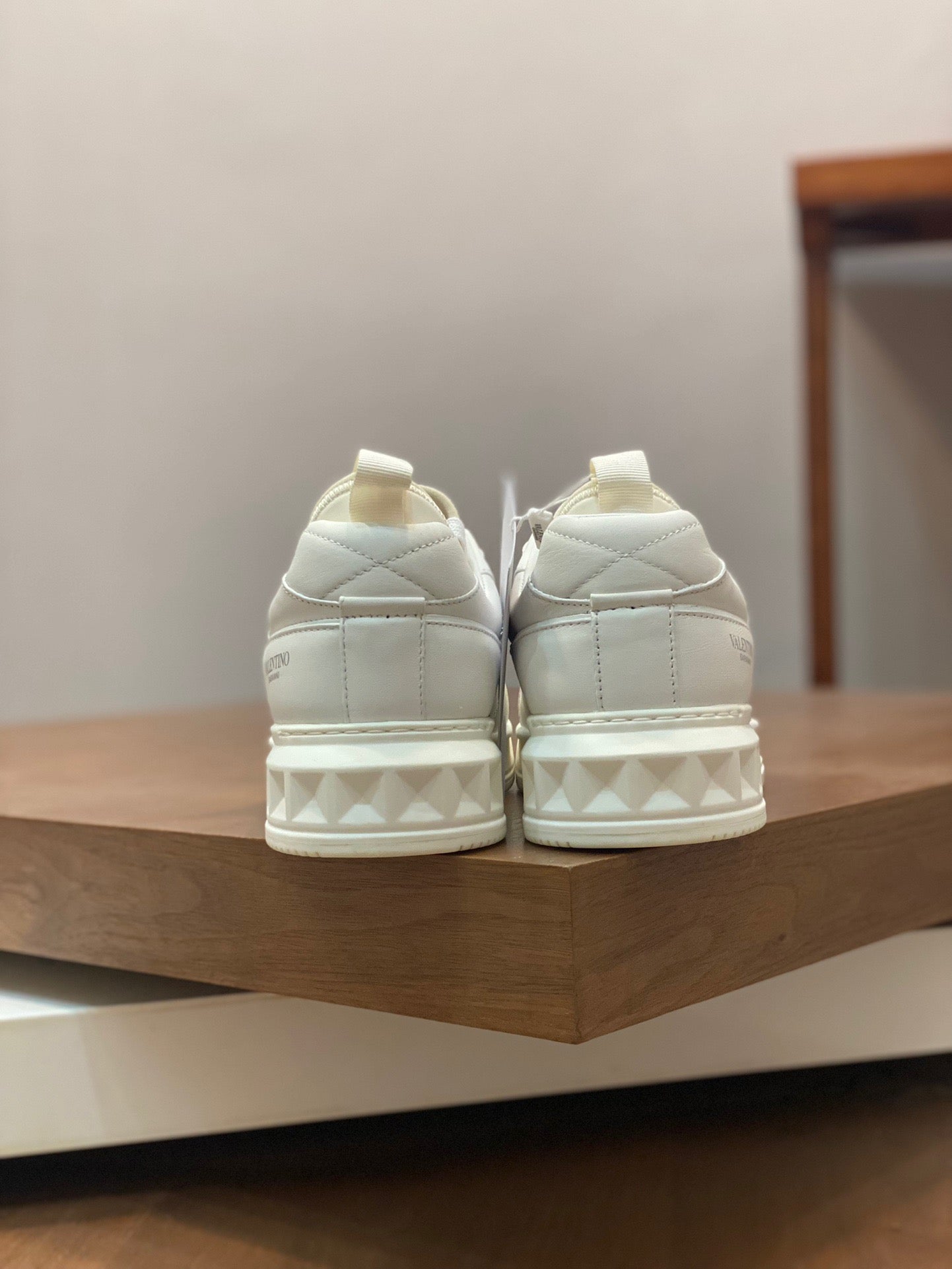 Weiße, schwarze und graue Schuhe