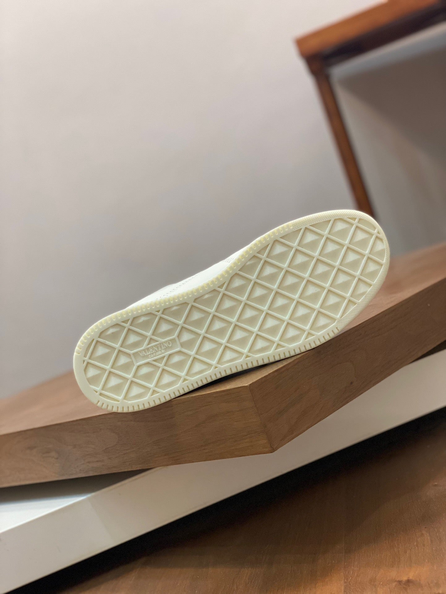 Weiße, schwarze und graue Schuhe