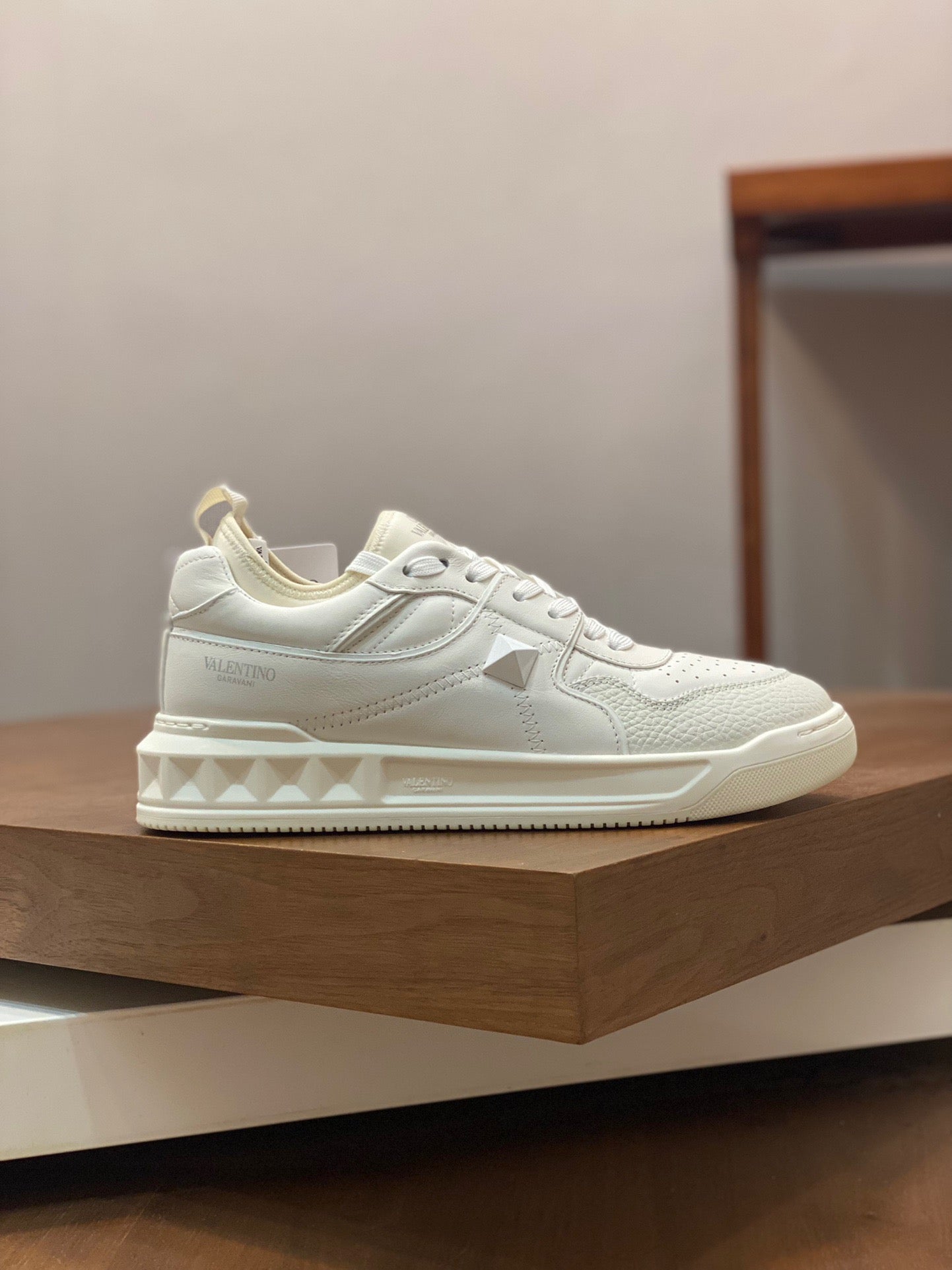 Weiße, schwarze und graue Schuhe
