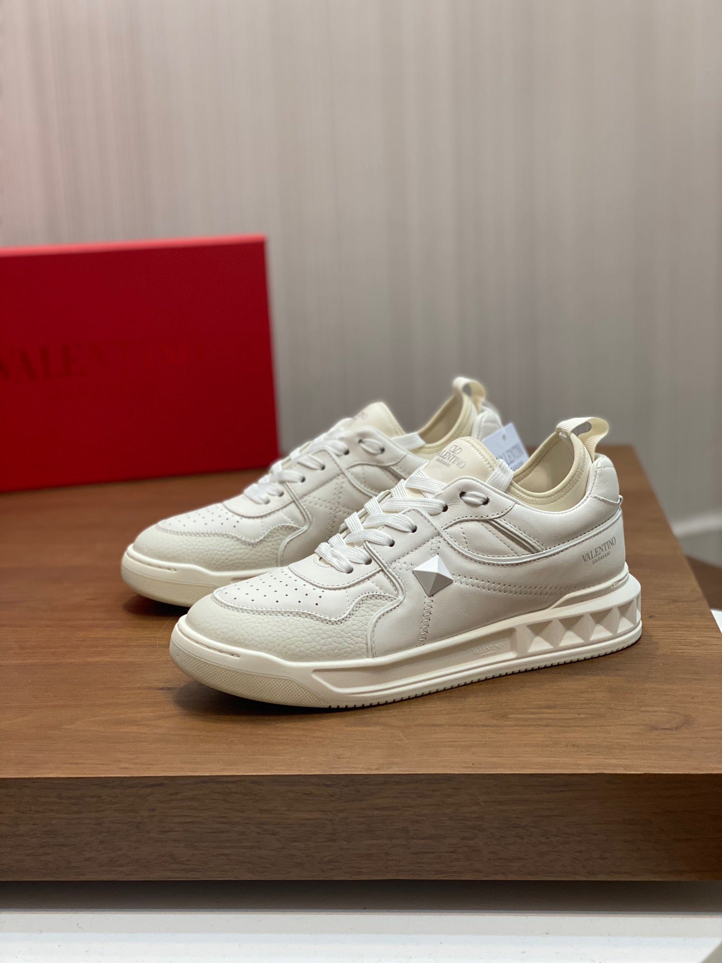Weiße, schwarze und graue Schuhe