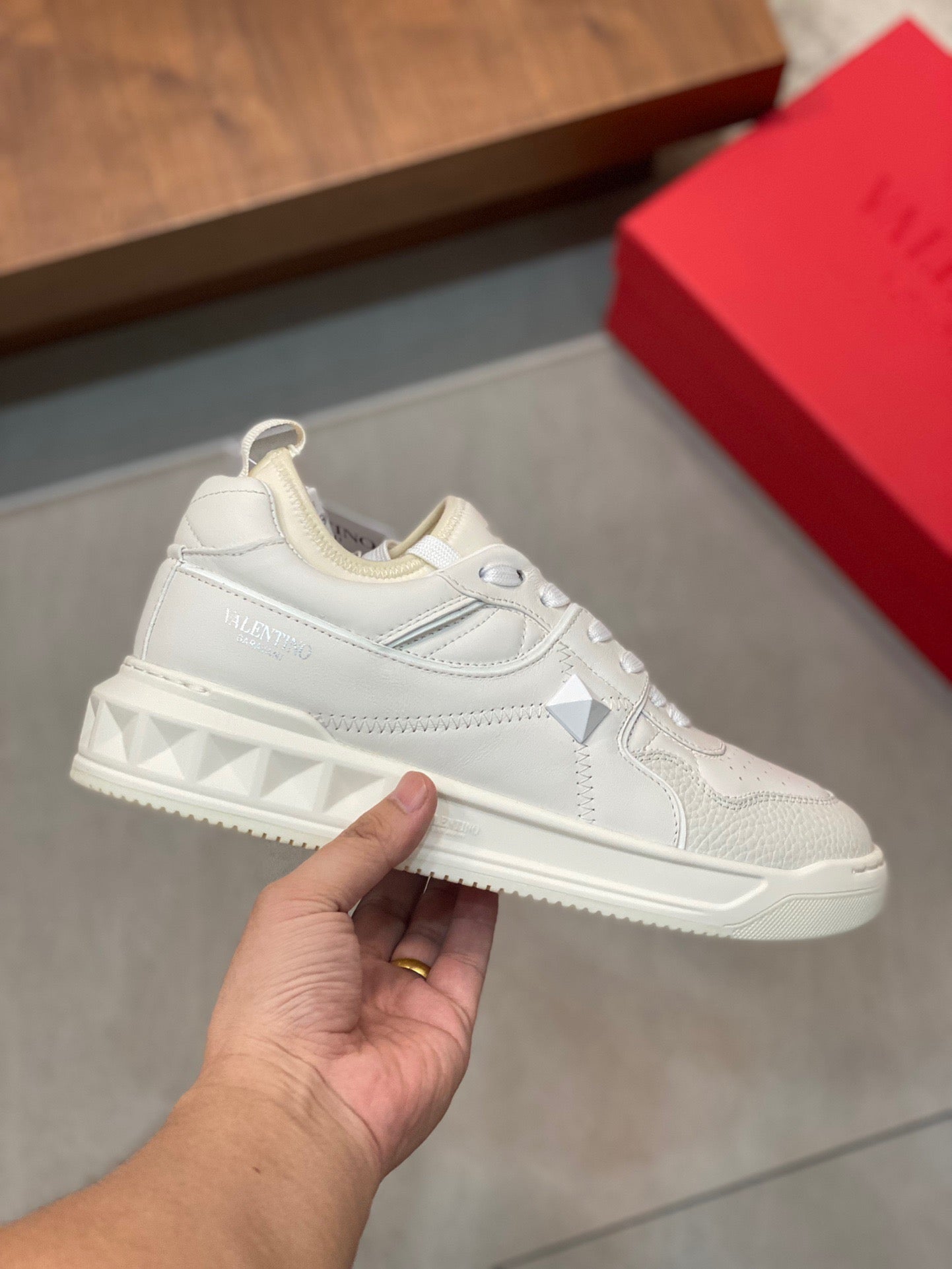 Weiße, schwarze und graue Schuhe