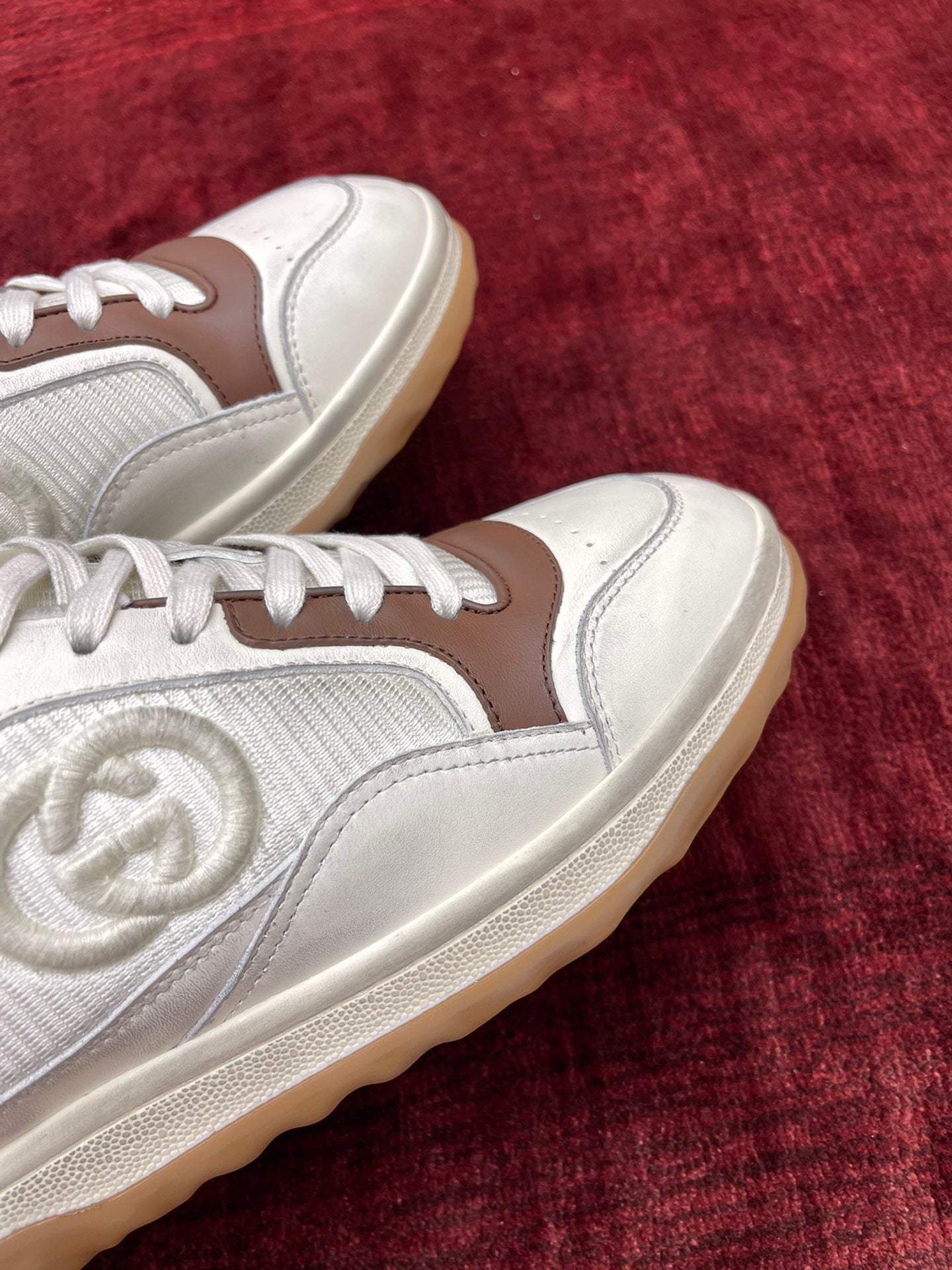 احذية بيضاء