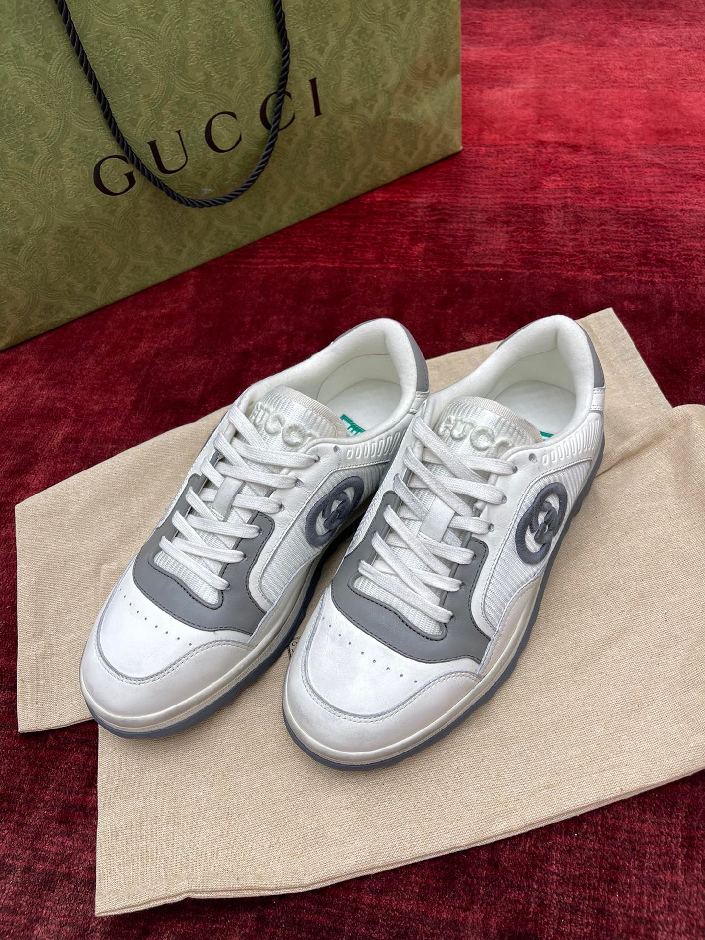 Weiße Schuhe