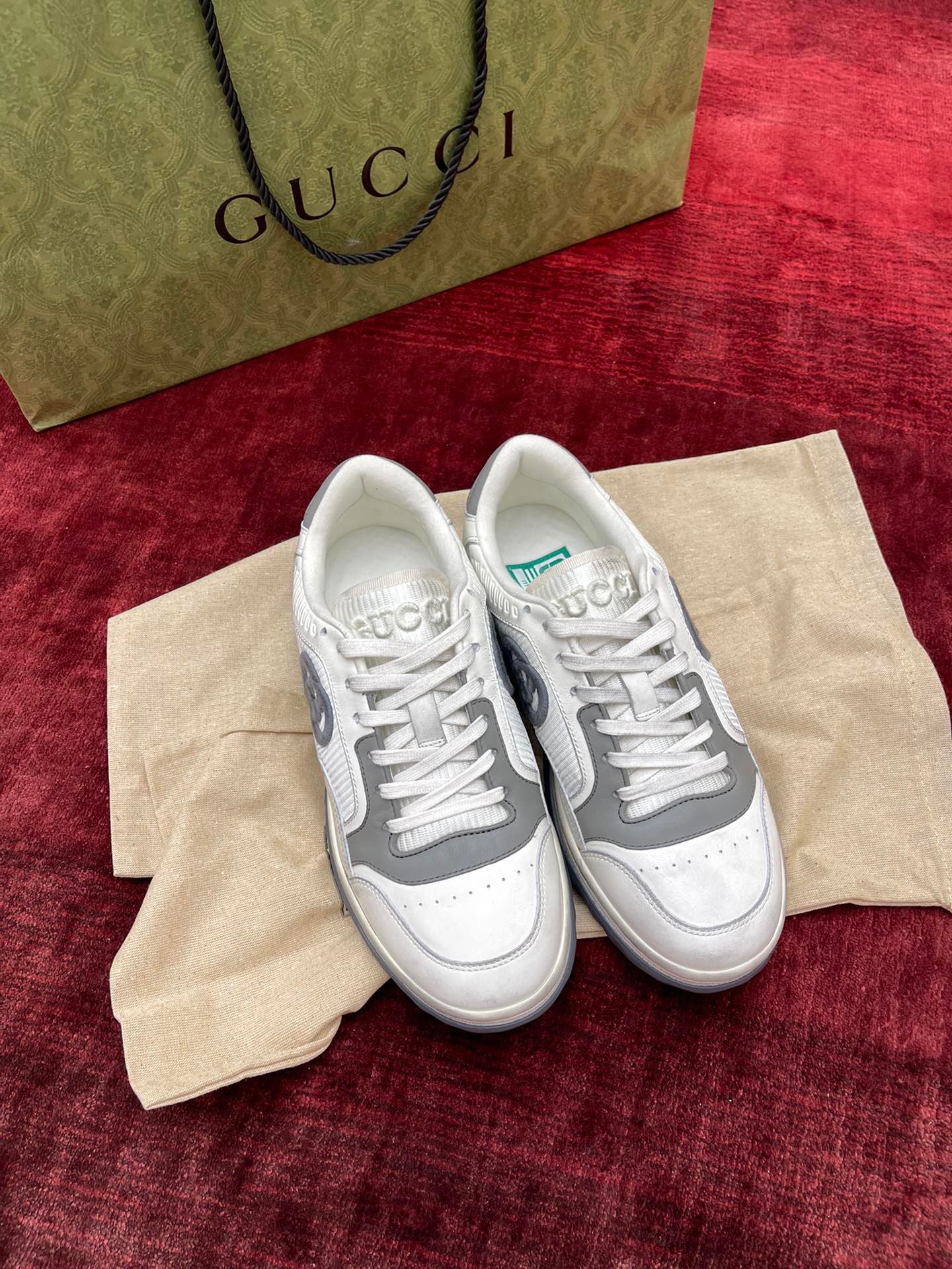 Weiße Schuhe