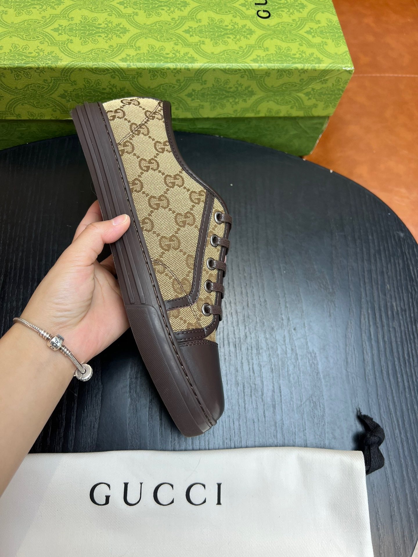 Mehrfarbige Schuhe