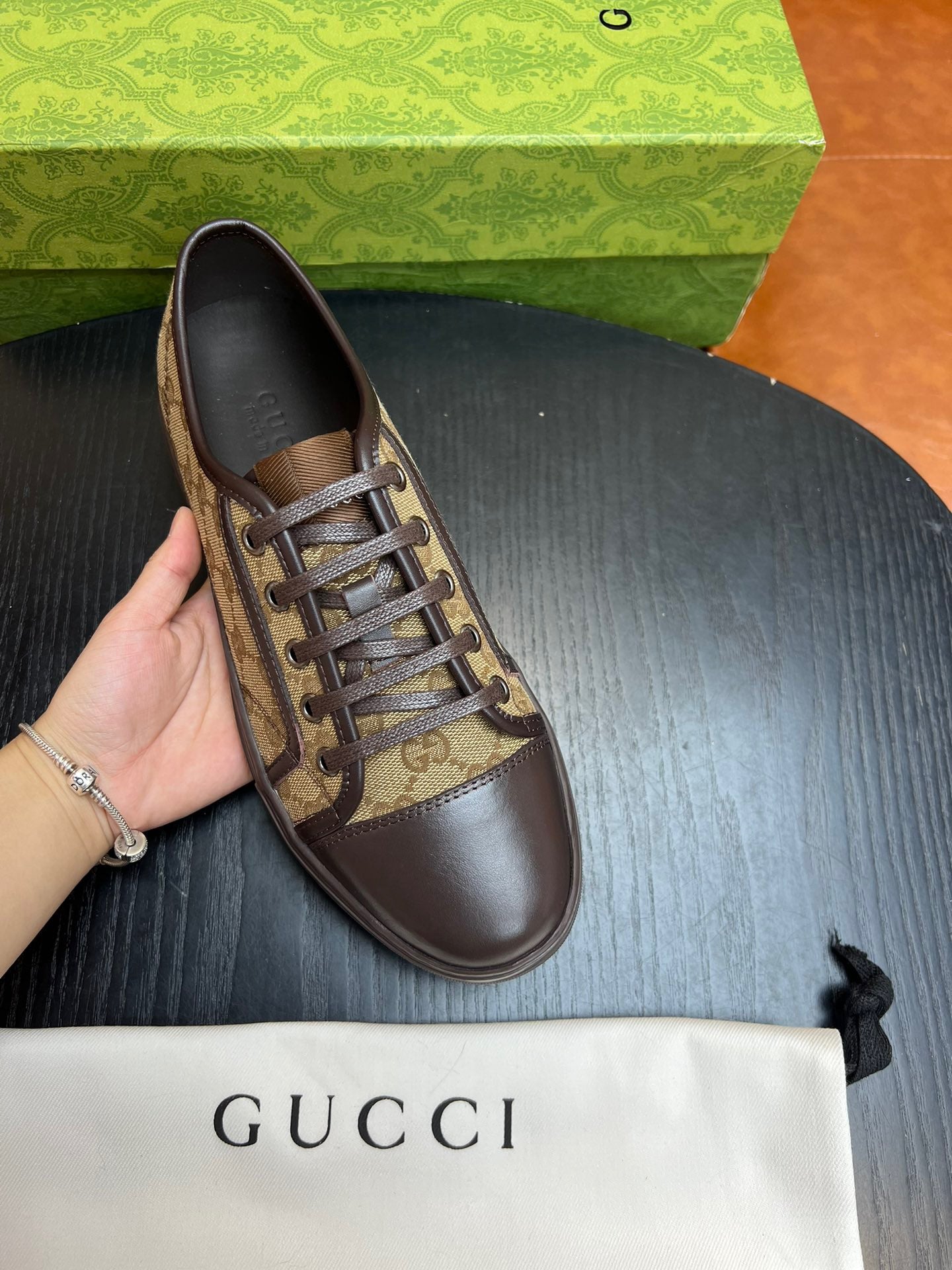 Mehrfarbige Schuhe