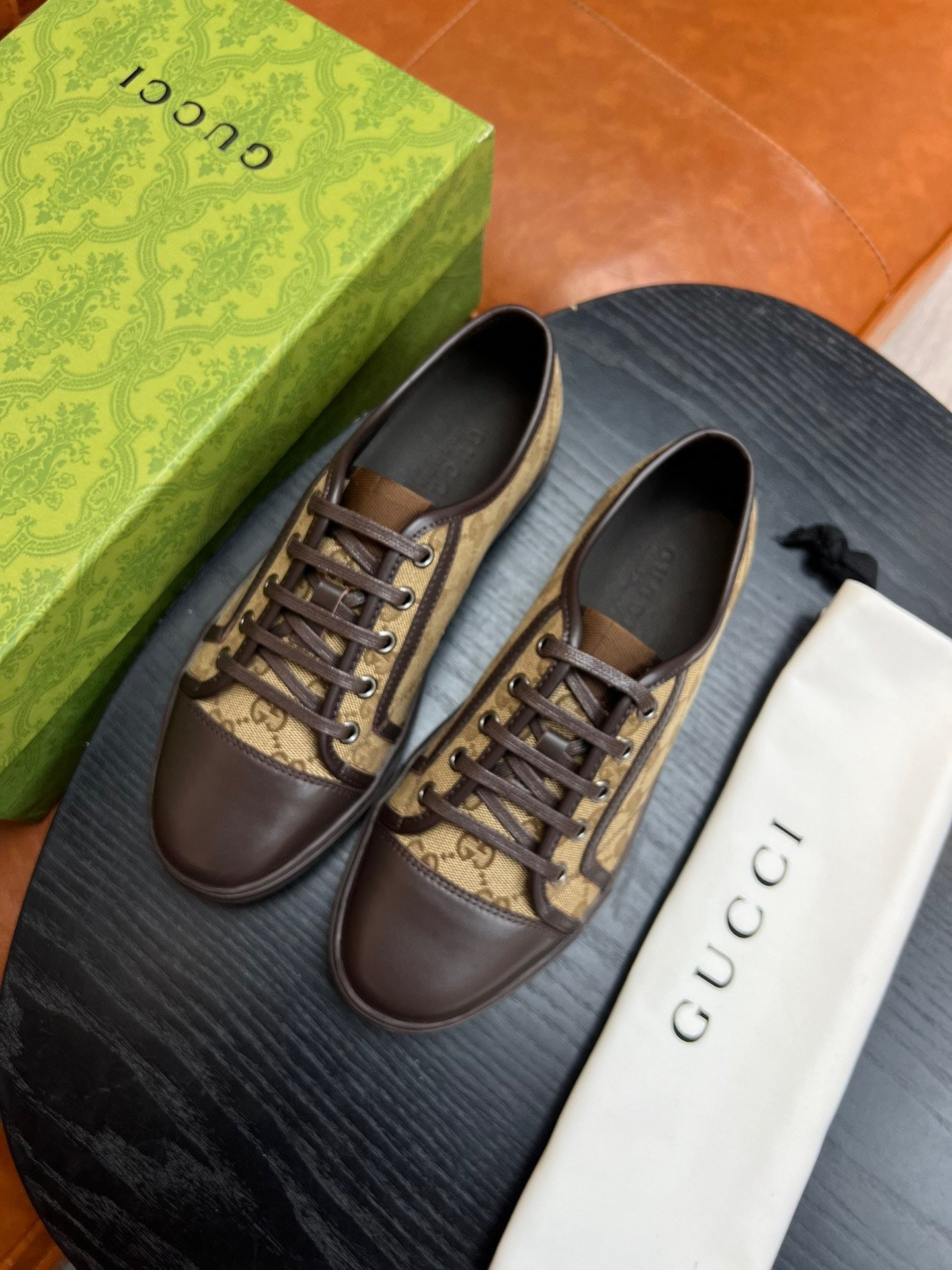 Mehrfarbige Schuhe