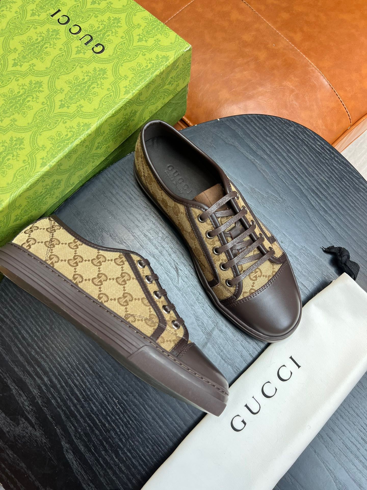 Mehrfarbige Schuhe