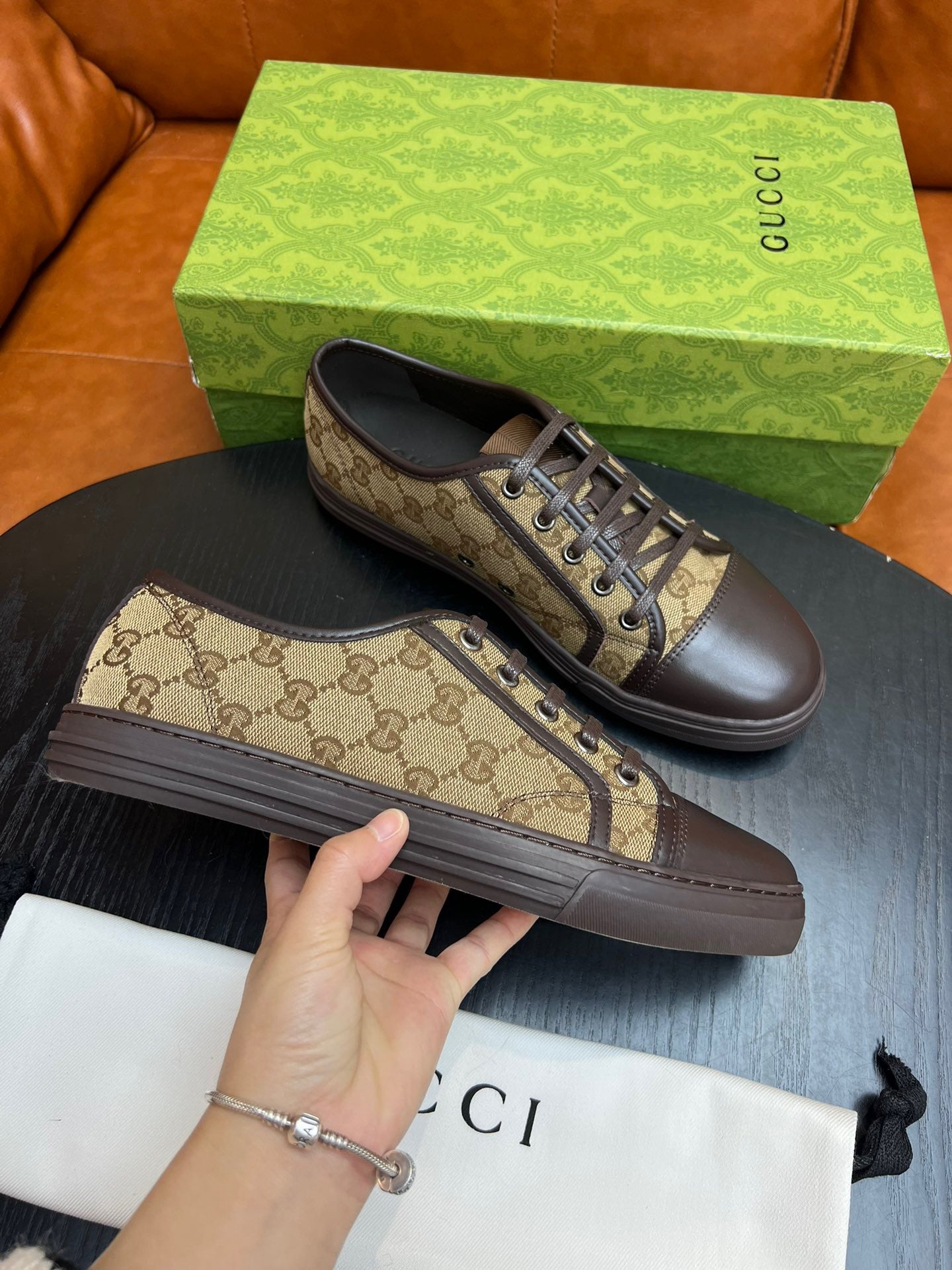 Mehrfarbige Schuhe