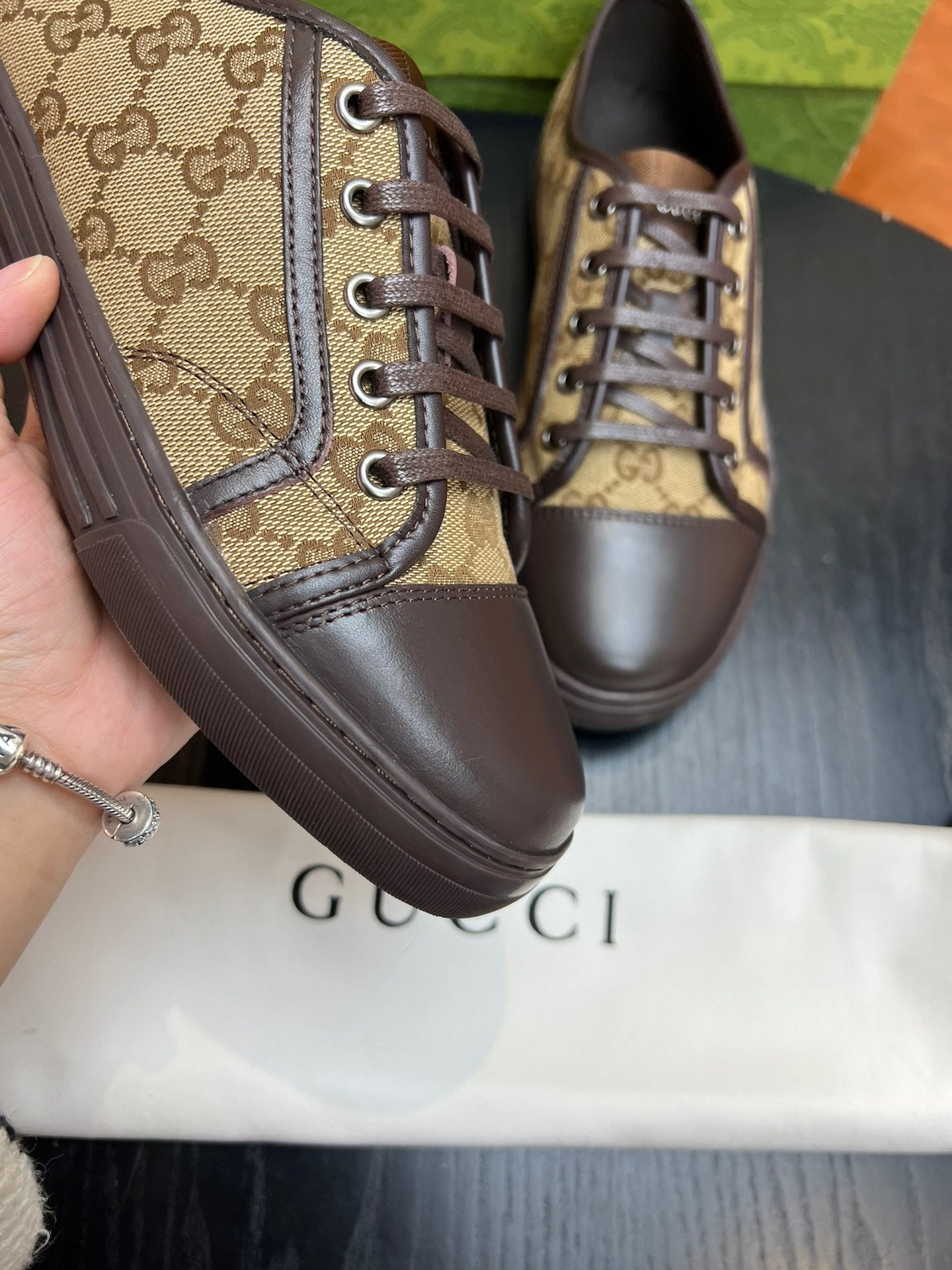 Mehrfarbige Schuhe