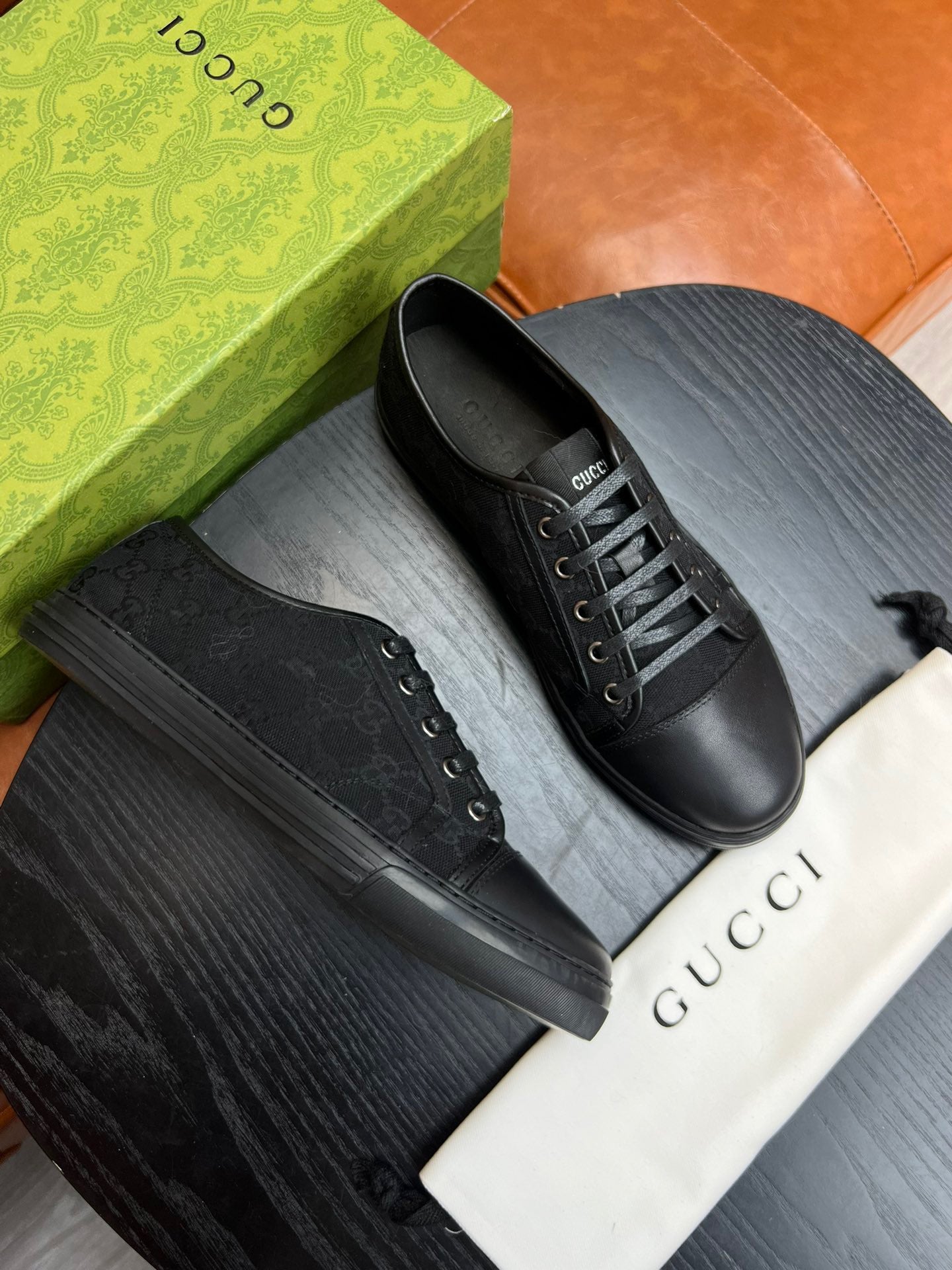 Mehrfarbige Schuhe