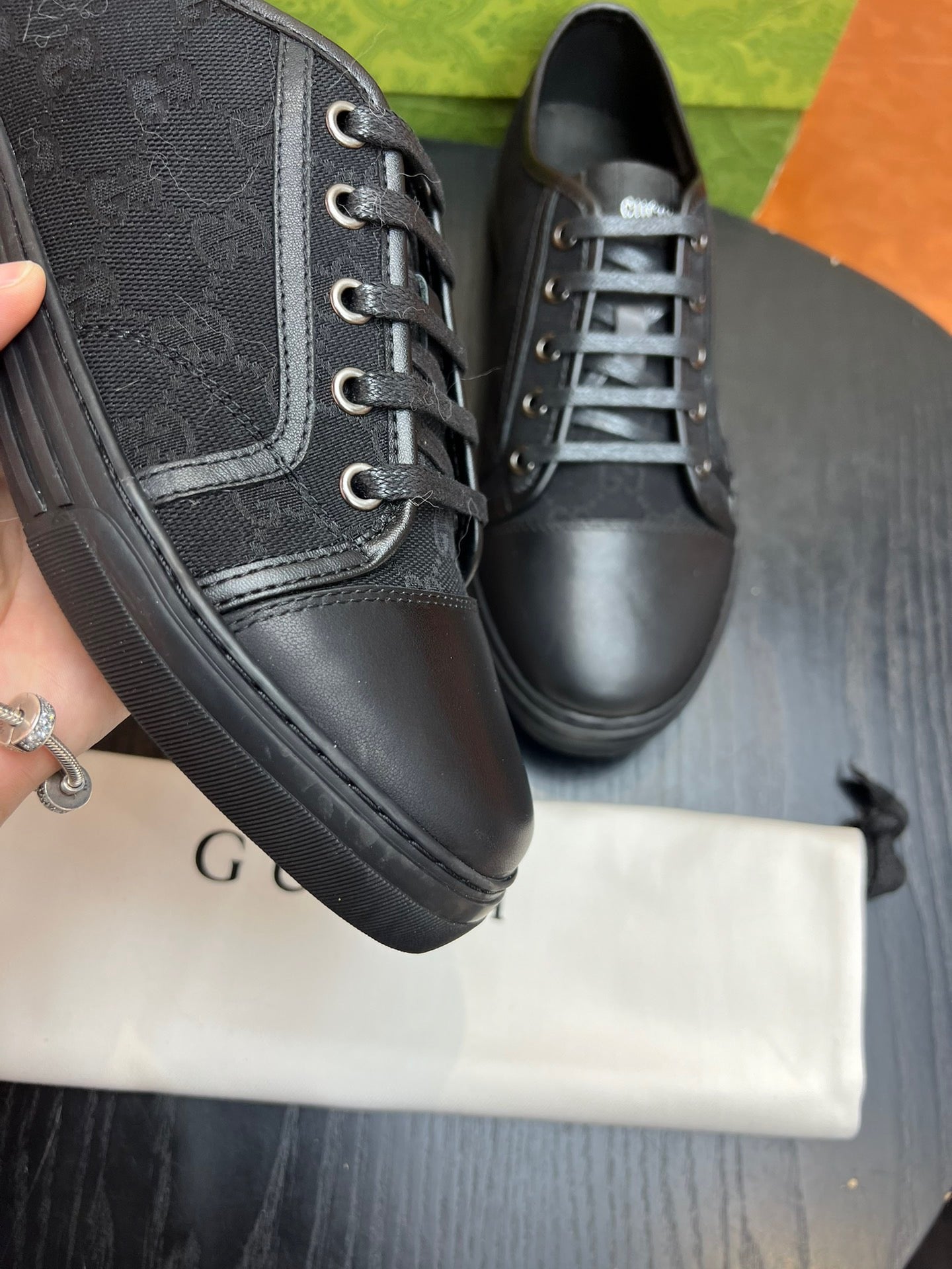 Mehrfarbige Schuhe
