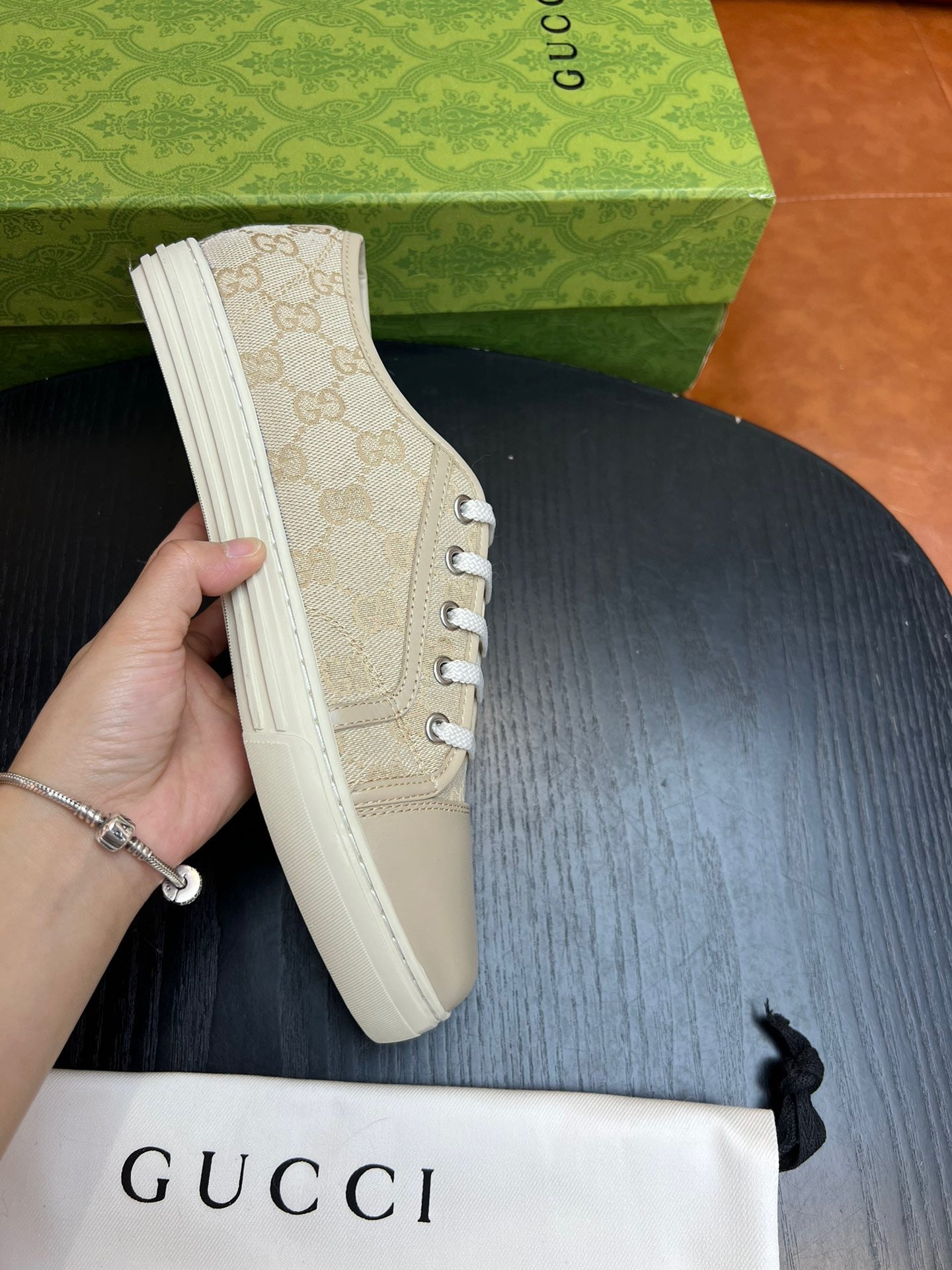 Mehrfarbige Schuhe