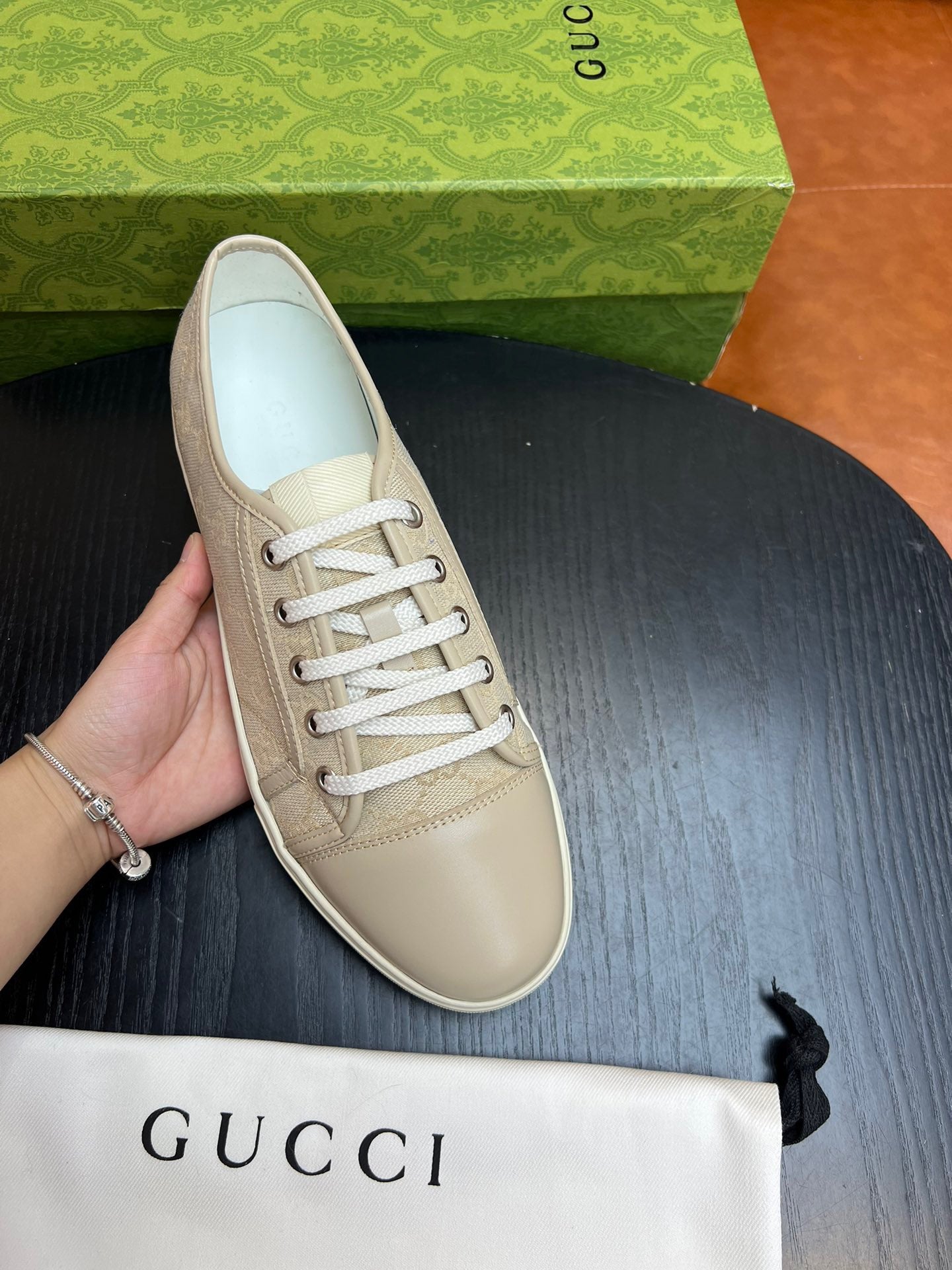 Mehrfarbige Schuhe
