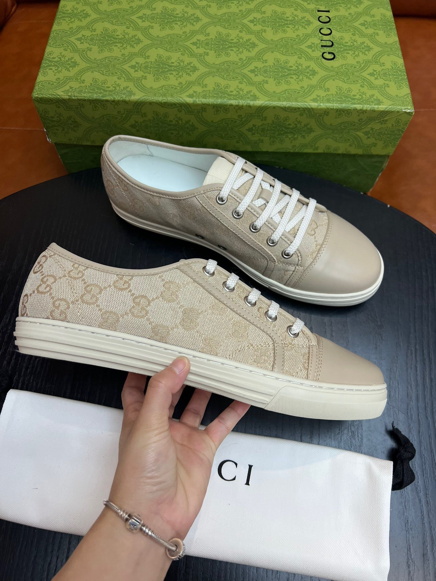 Mehrfarbige Schuhe