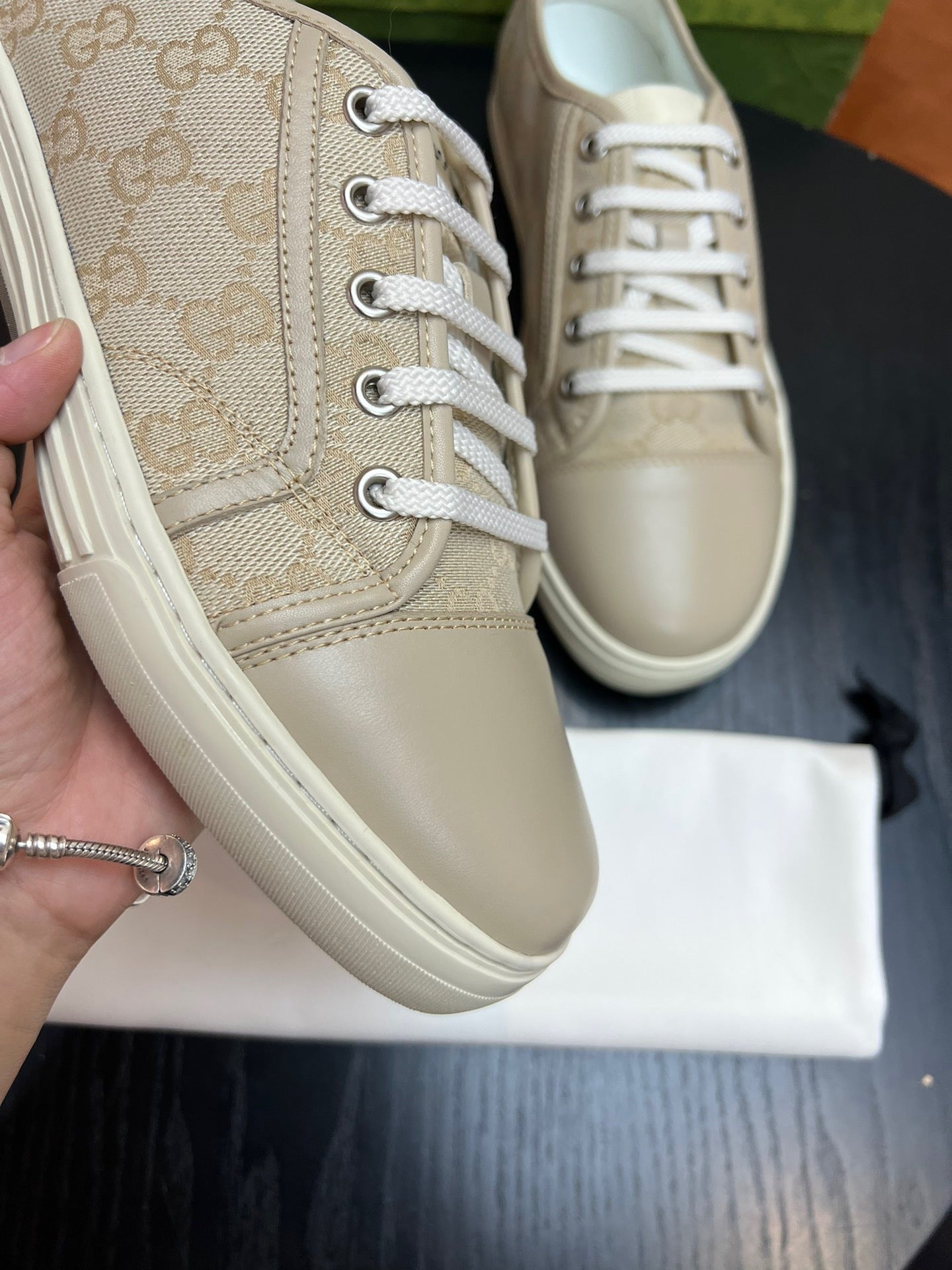 Mehrfarbige Schuhe