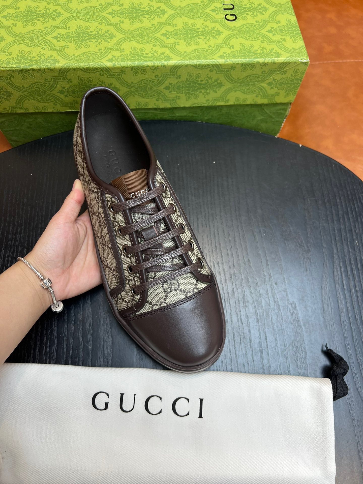 Mehrfarbige Schuhe