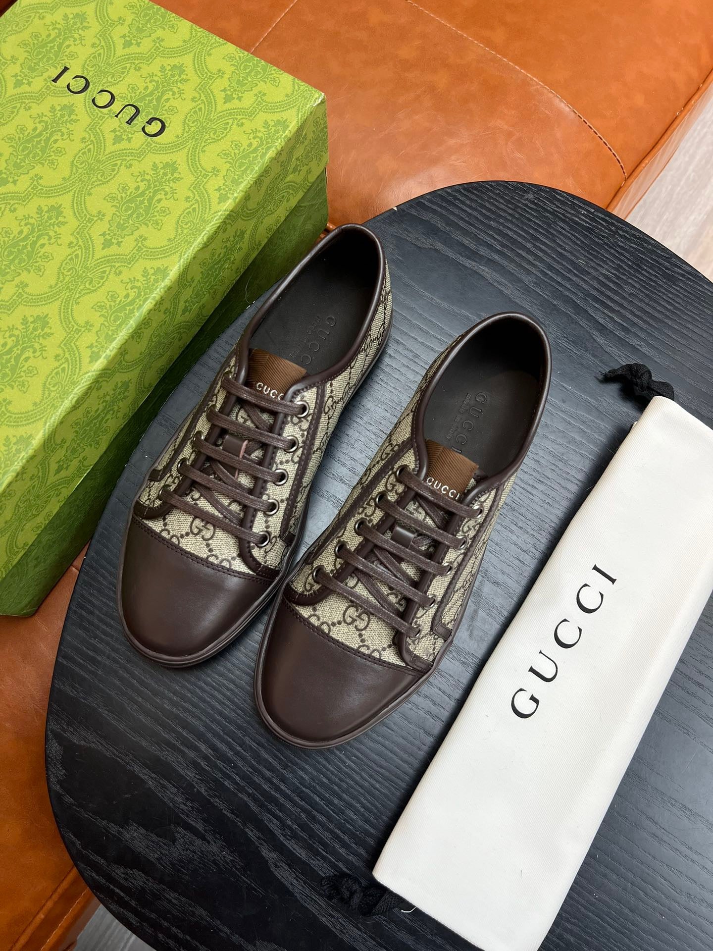 Mehrfarbige Schuhe