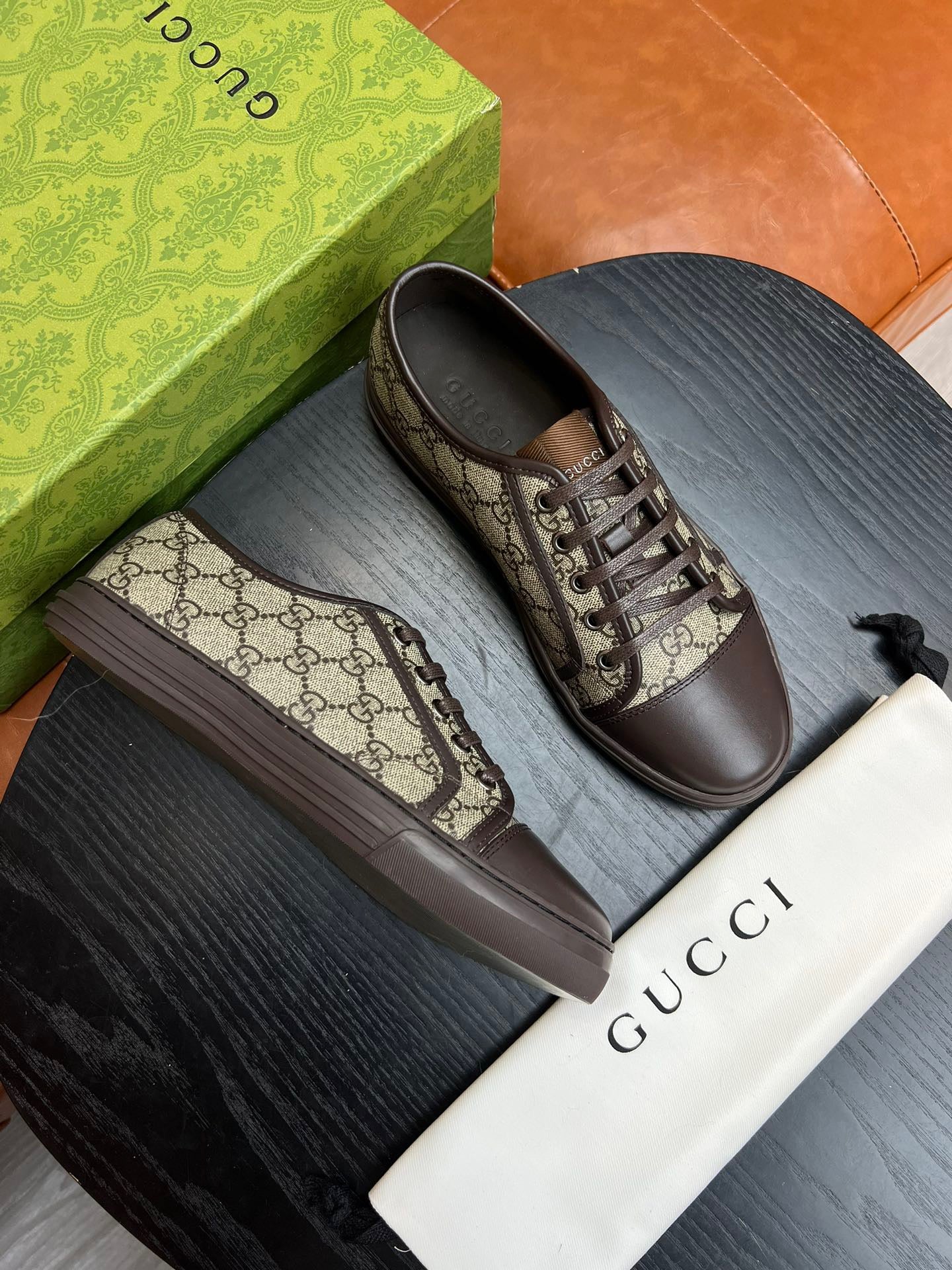 Mehrfarbige Schuhe