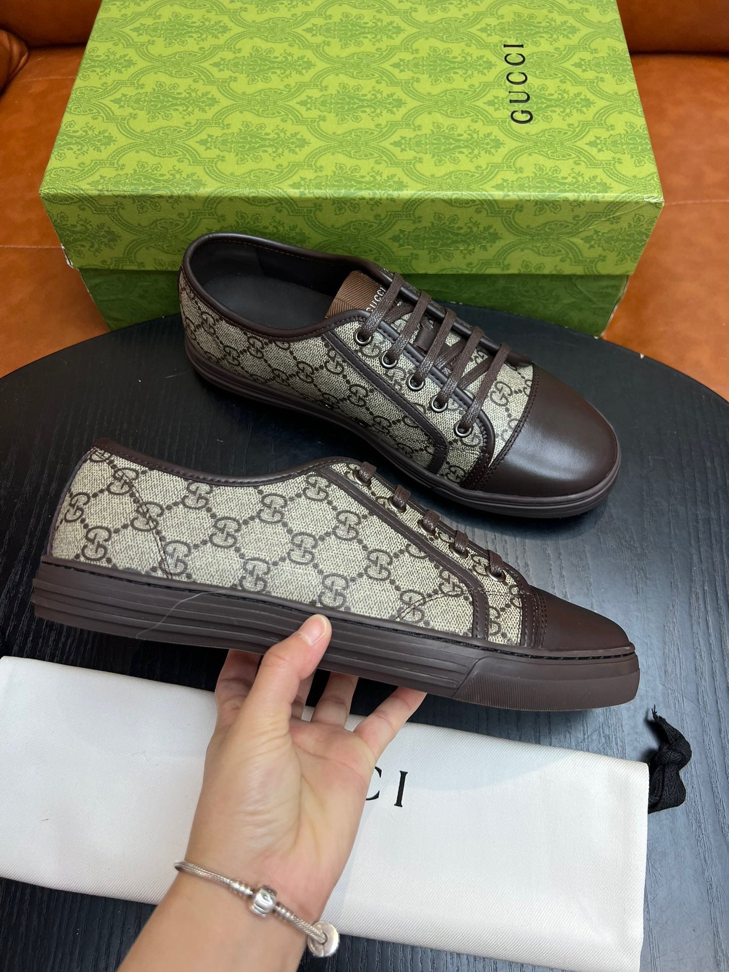 Mehrfarbige Schuhe