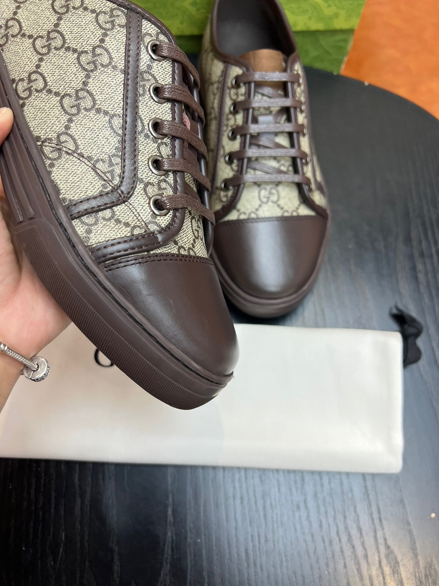 Mehrfarbige Schuhe